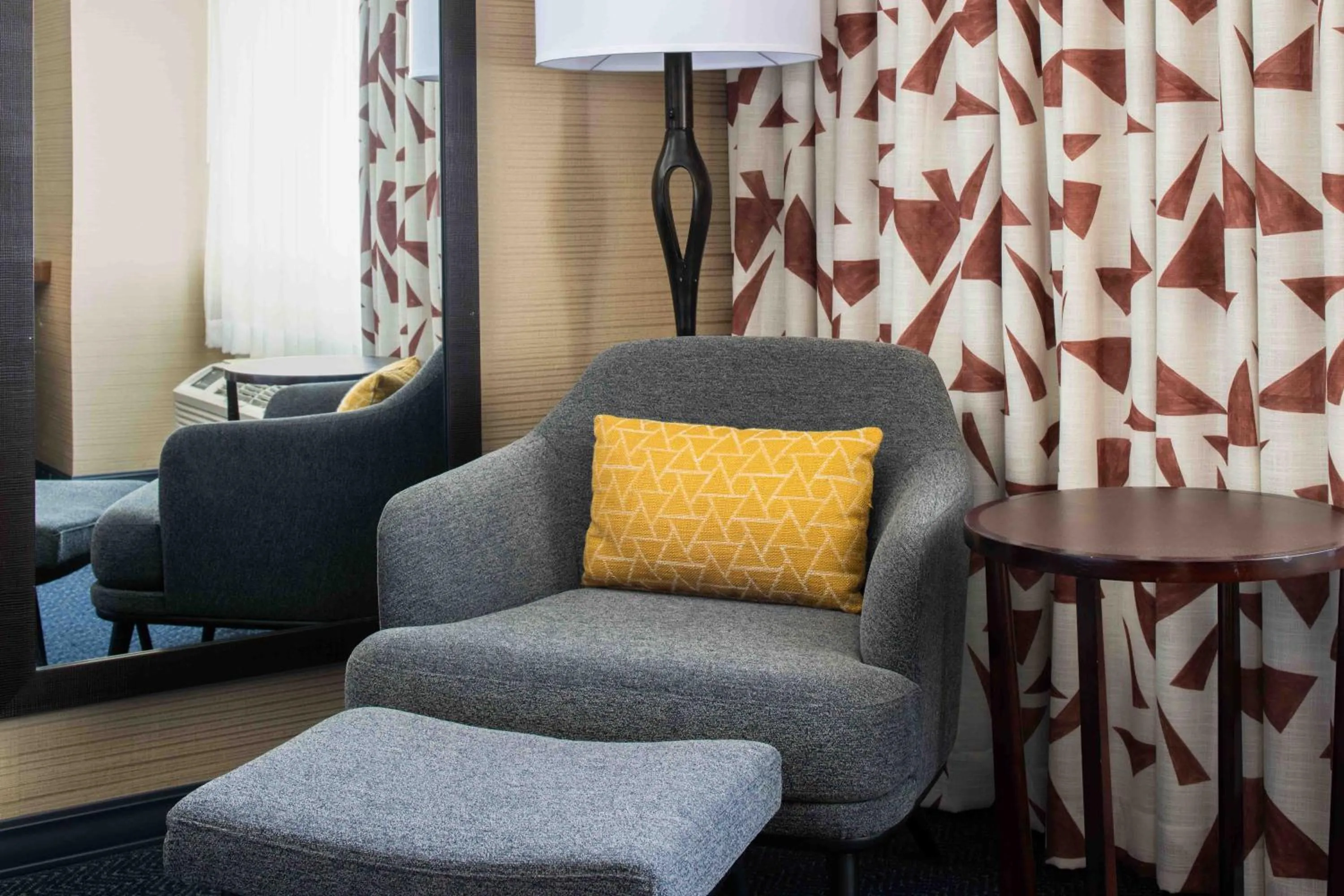 Seating area in DoubleTree by Hilton San Francisco Airport