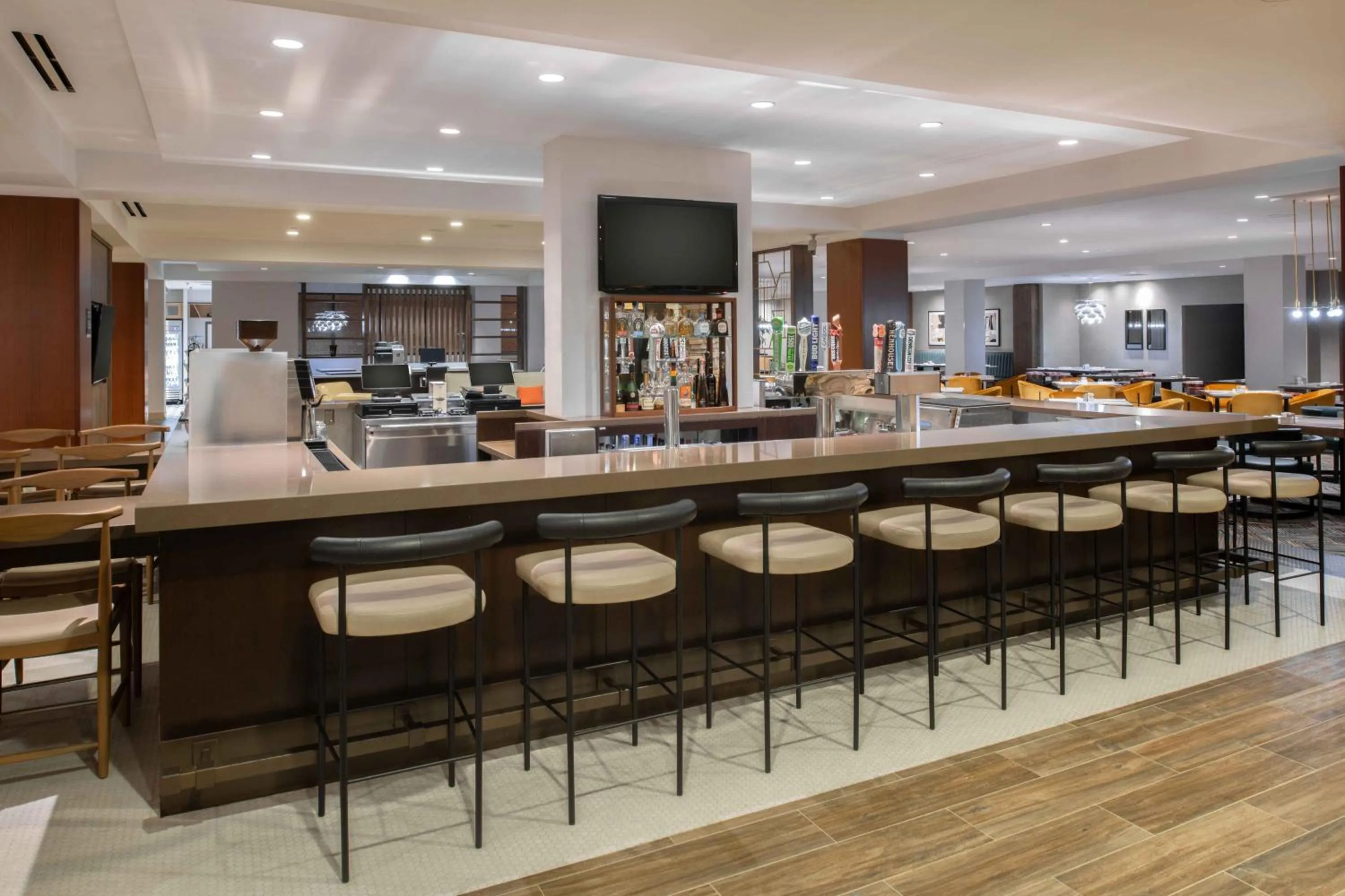 Lounge or bar in DoubleTree by Hilton San Francisco Airport