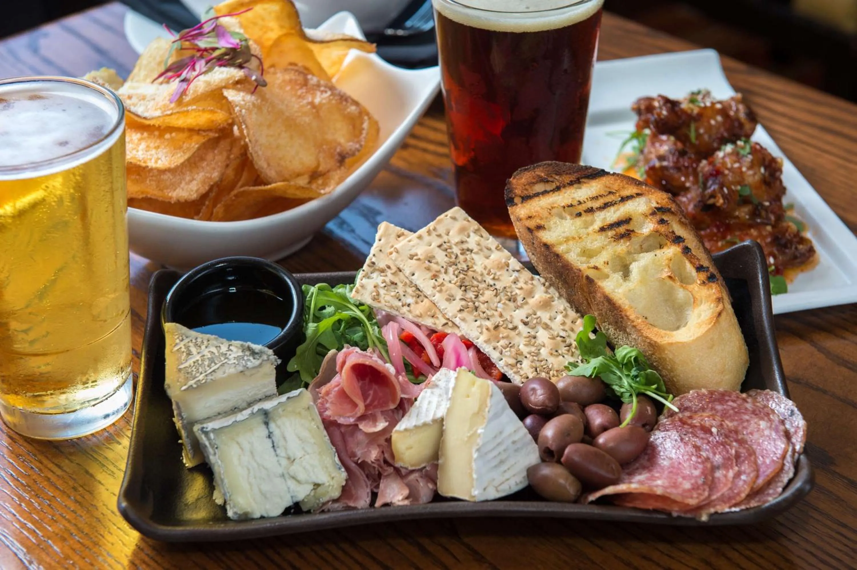 Dining area in DoubleTree by Hilton San Francisco Airport