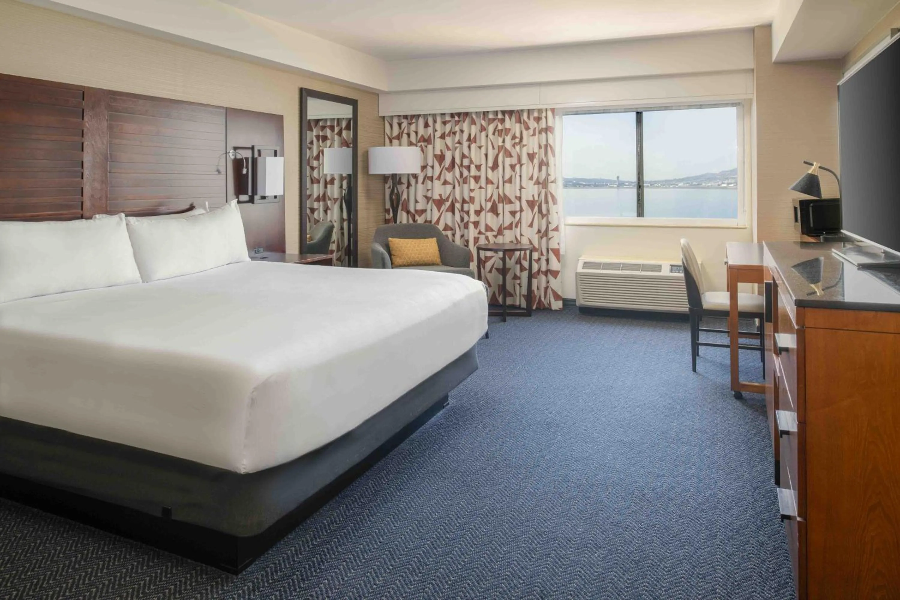 View (from property/room), Bed in DoubleTree by Hilton San Francisco Airport