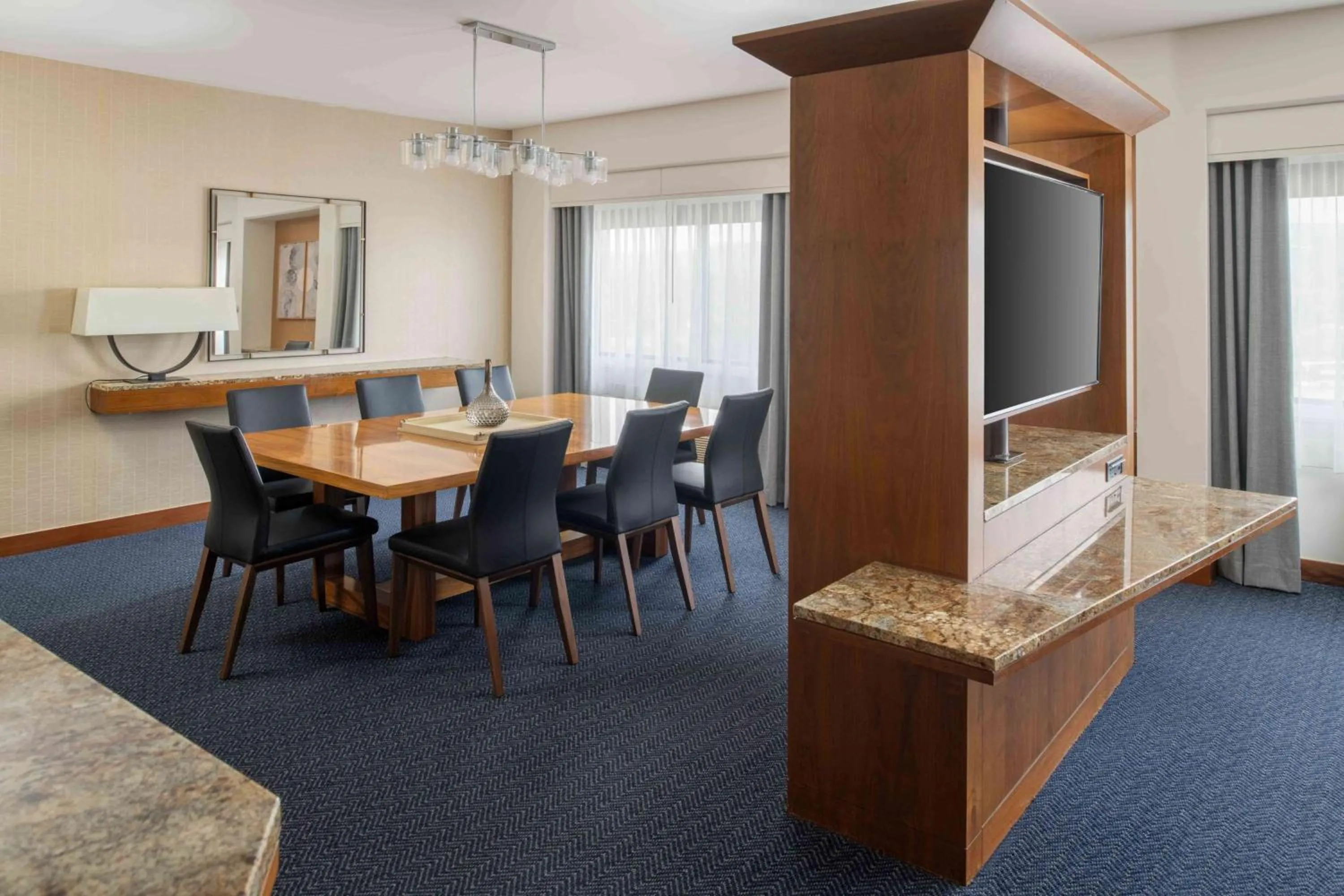 Living room in DoubleTree by Hilton San Francisco Airport