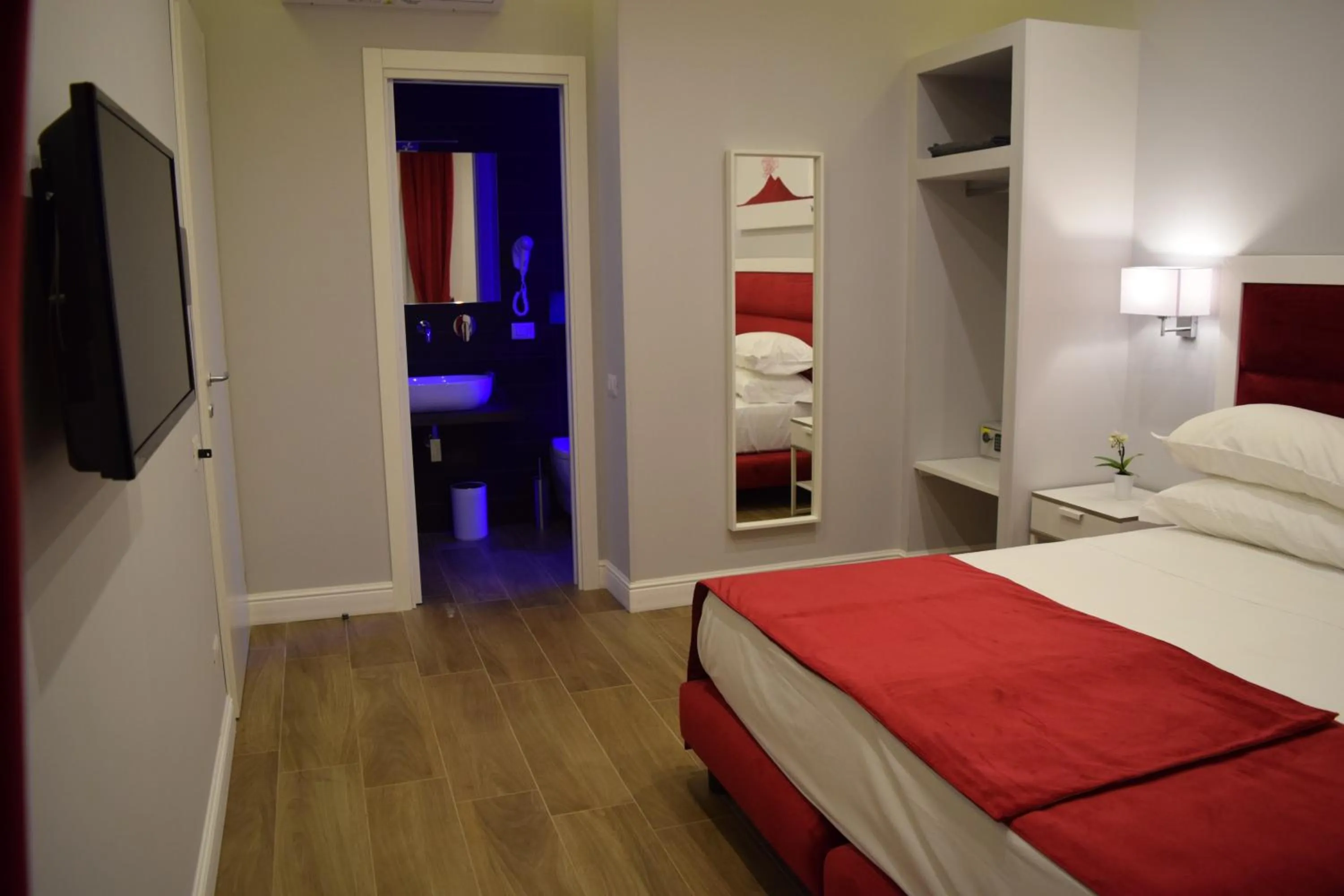 Bathroom, Bed in Gea suite