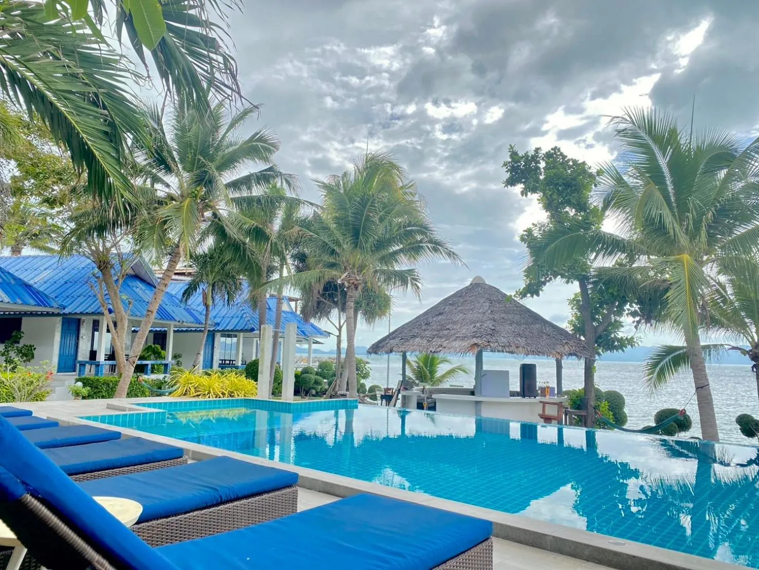 Swimming pool in Sunset Beach Villas