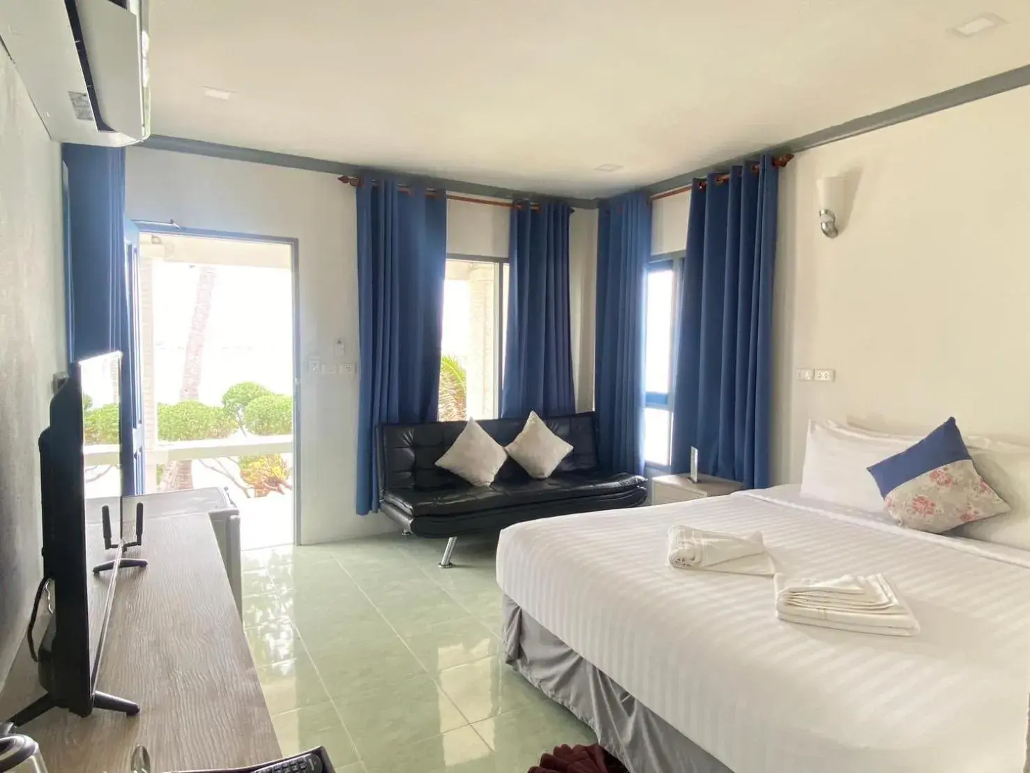 Bed in Sunset Beach Villas Bed in Sunset Beach Villas