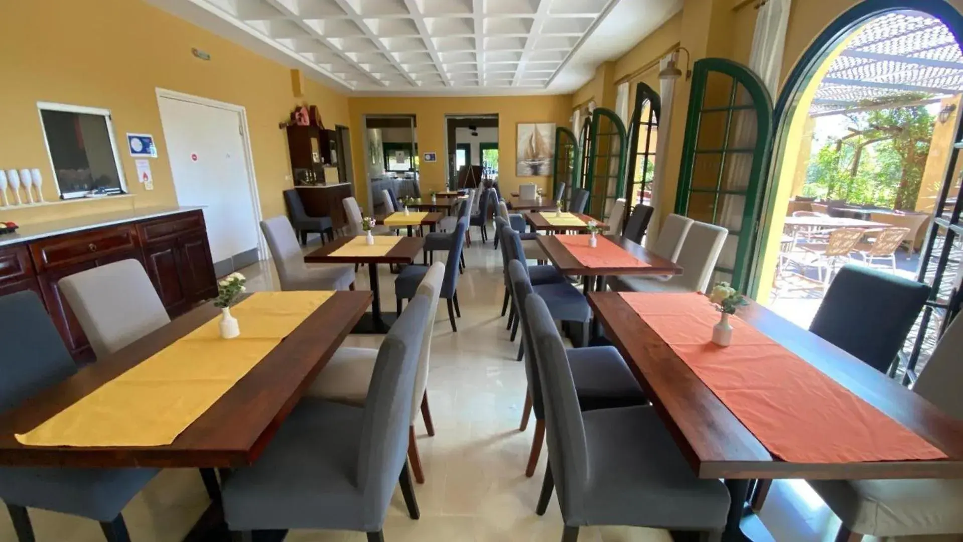 Restaurant/places to eat in Sunrise Inn Restaurant/places to eat in Sunrise Inn