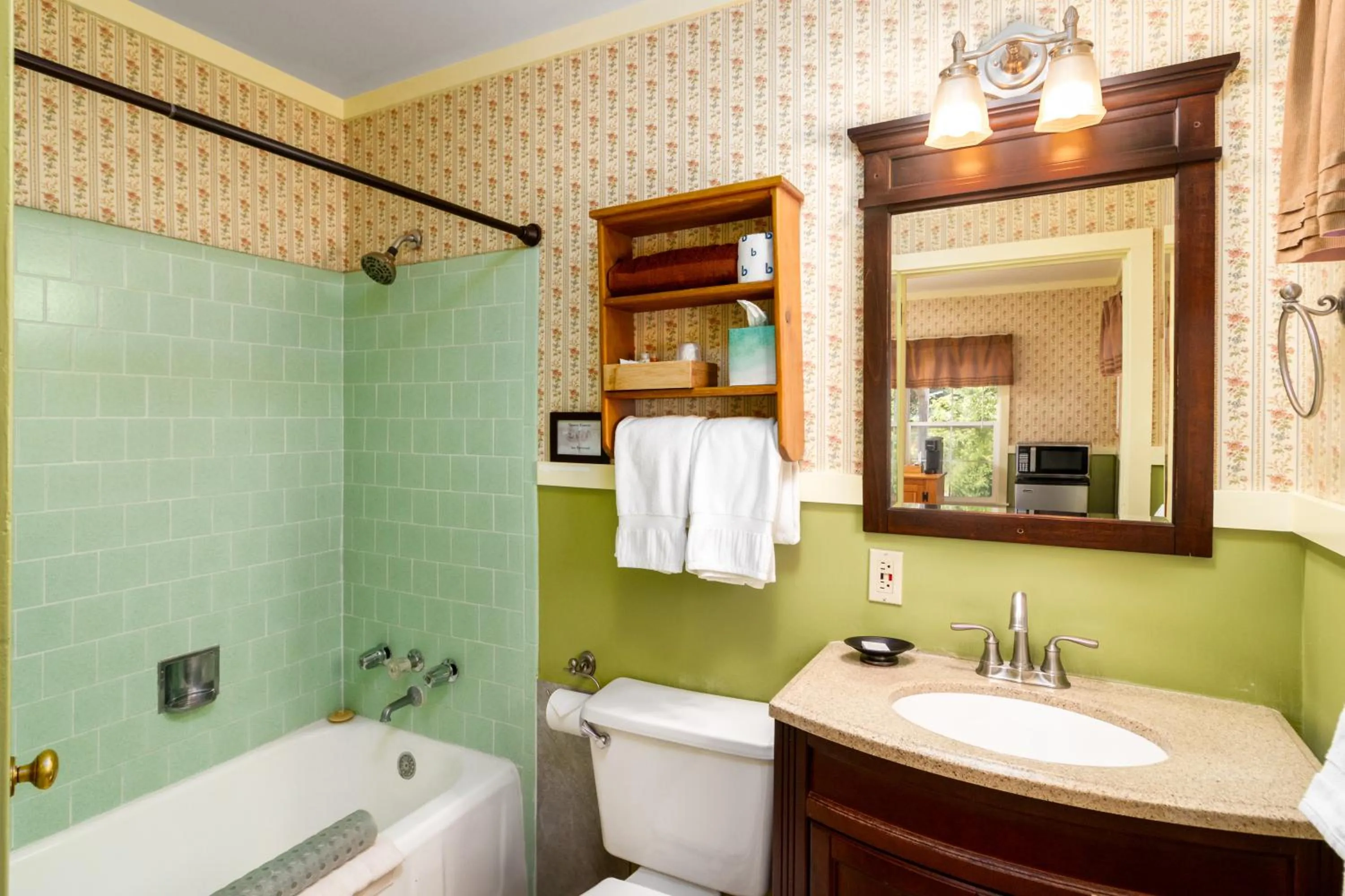 Toilet in Prescott Pines Inn