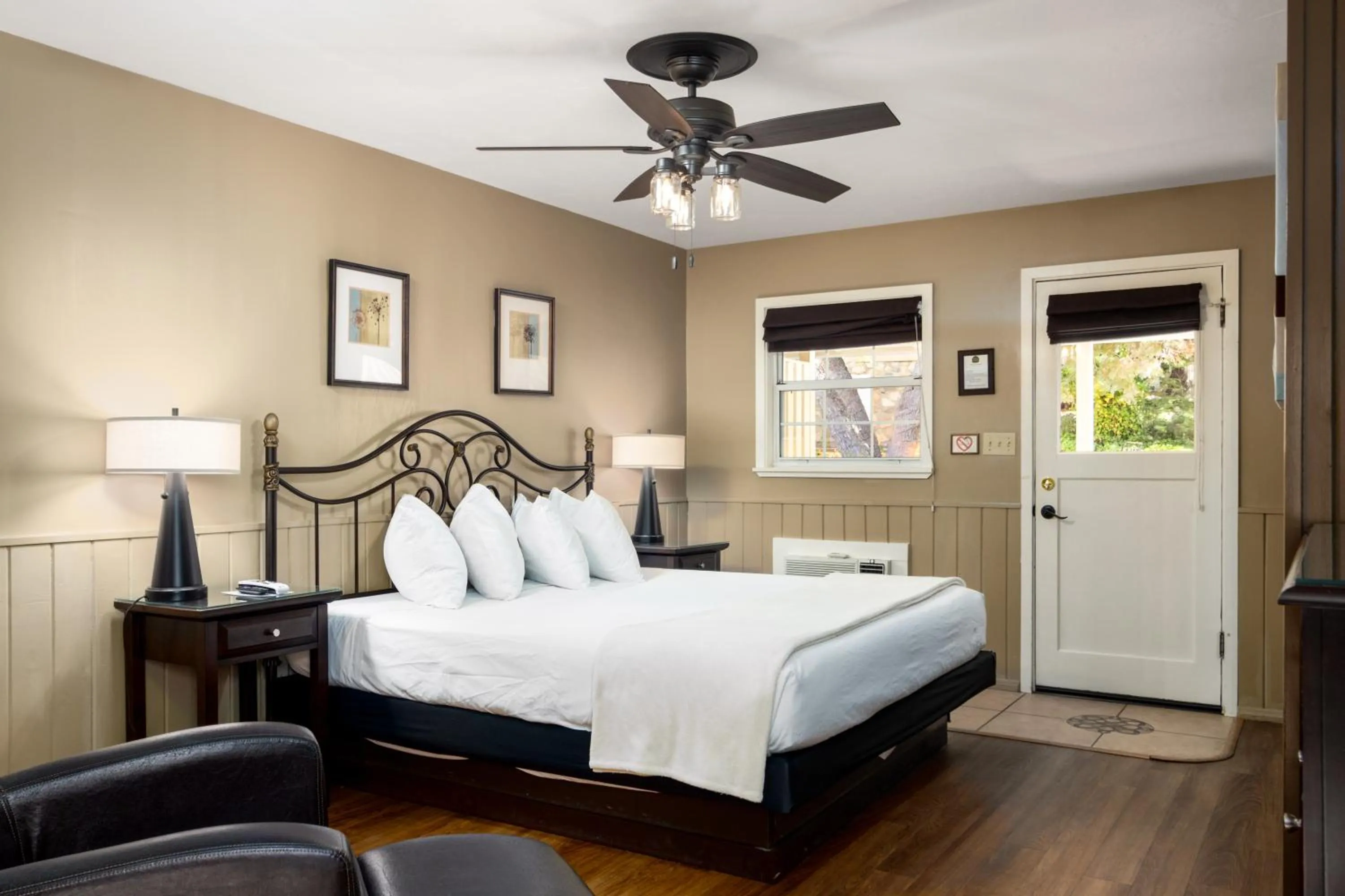 Bed in Prescott Pines Inn