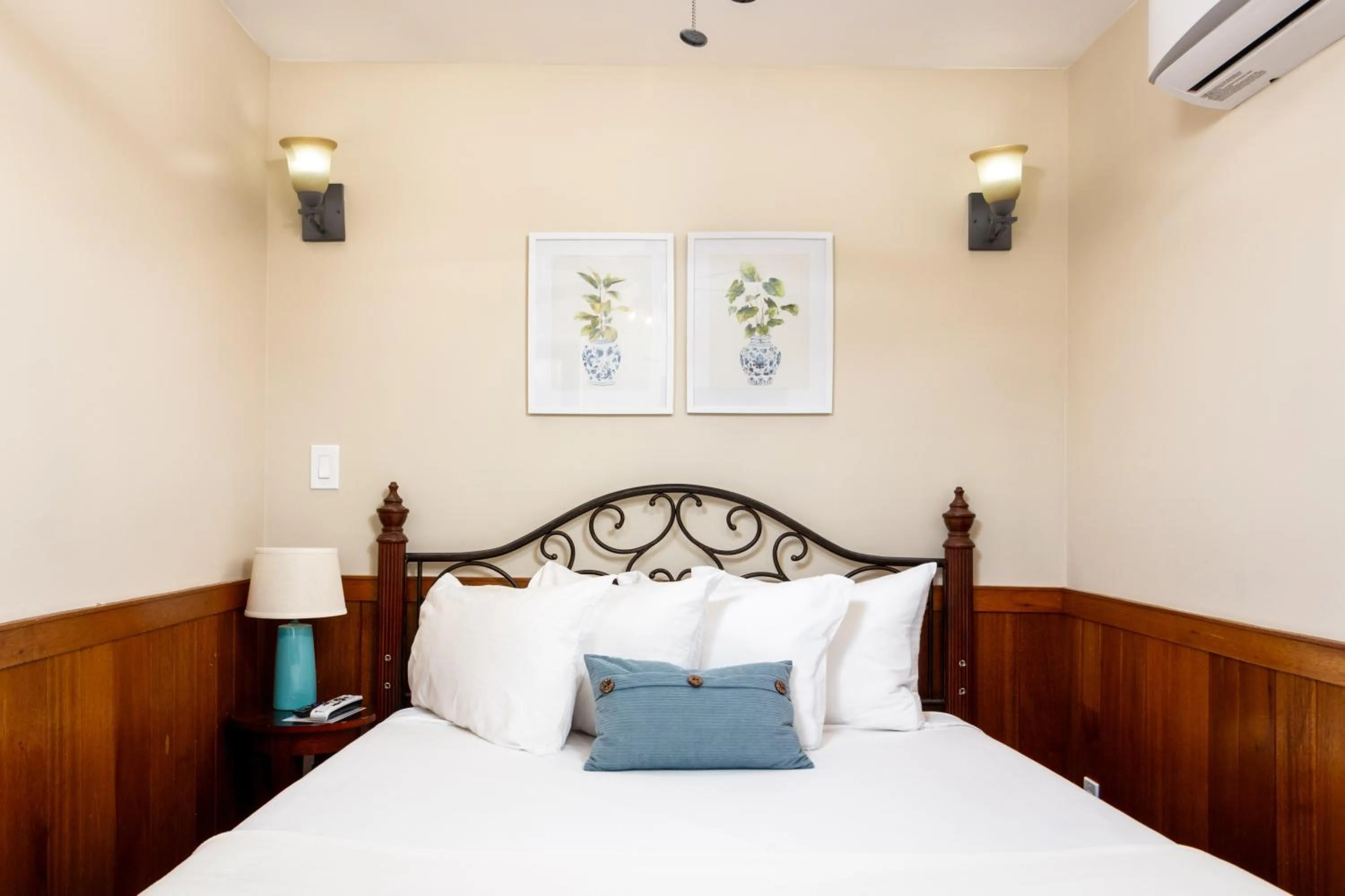 Bed in Prescott Pines Inn