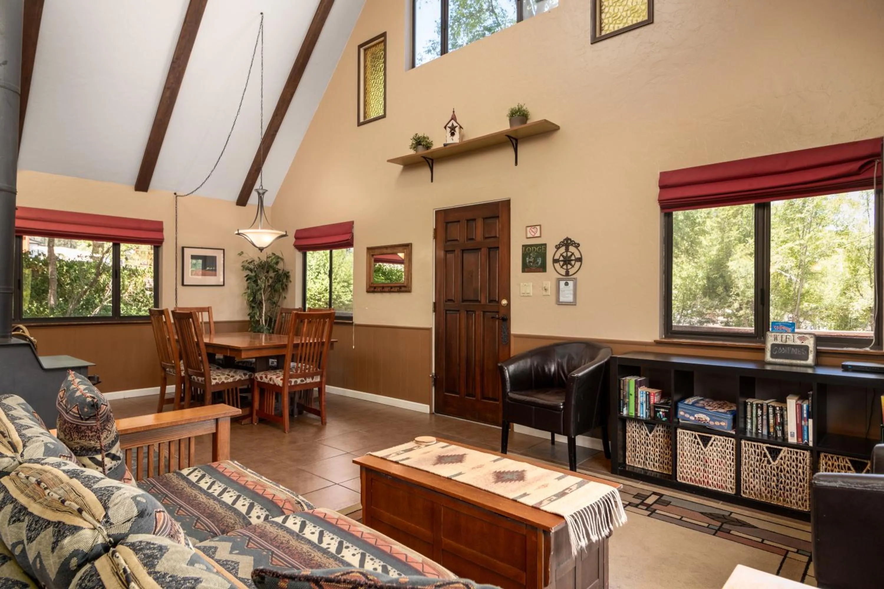 Living room in Prescott Pines Inn