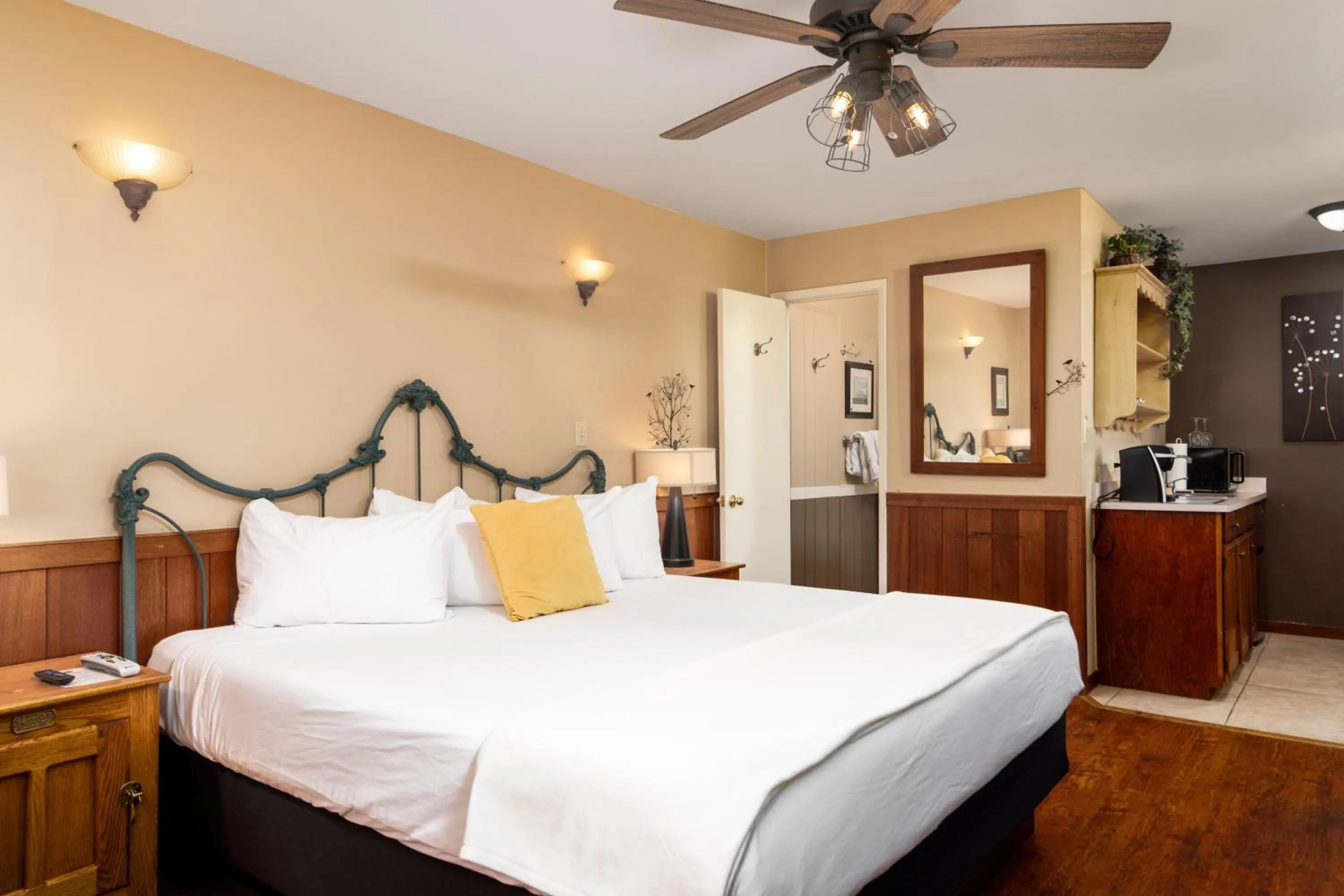 Bed in Prescott Pines Inn