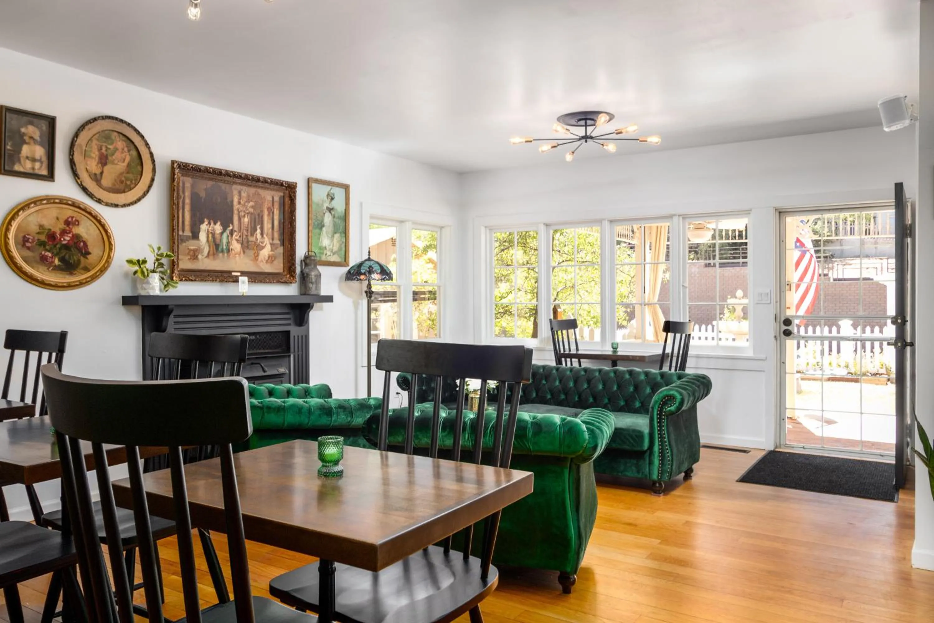 Lounge or bar in Prescott Pines Inn