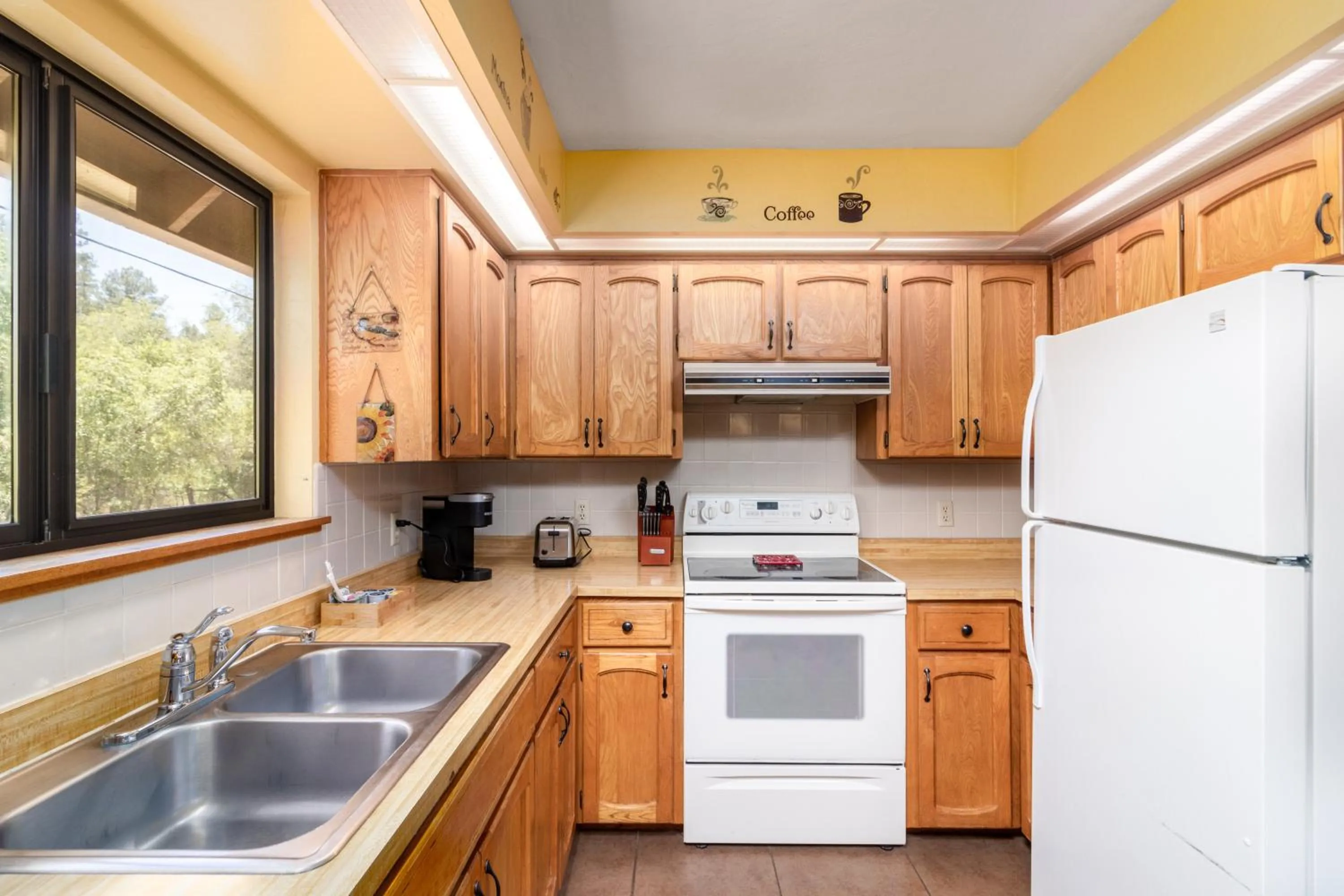 Kitchen or kitchenette in Prescott Pines Inn