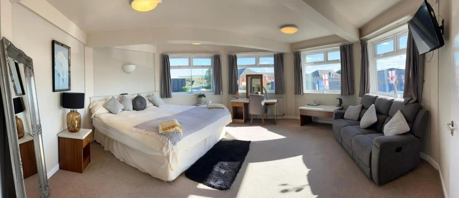 Photo of the whole room, Bed in The Fitzwilliam Hotel