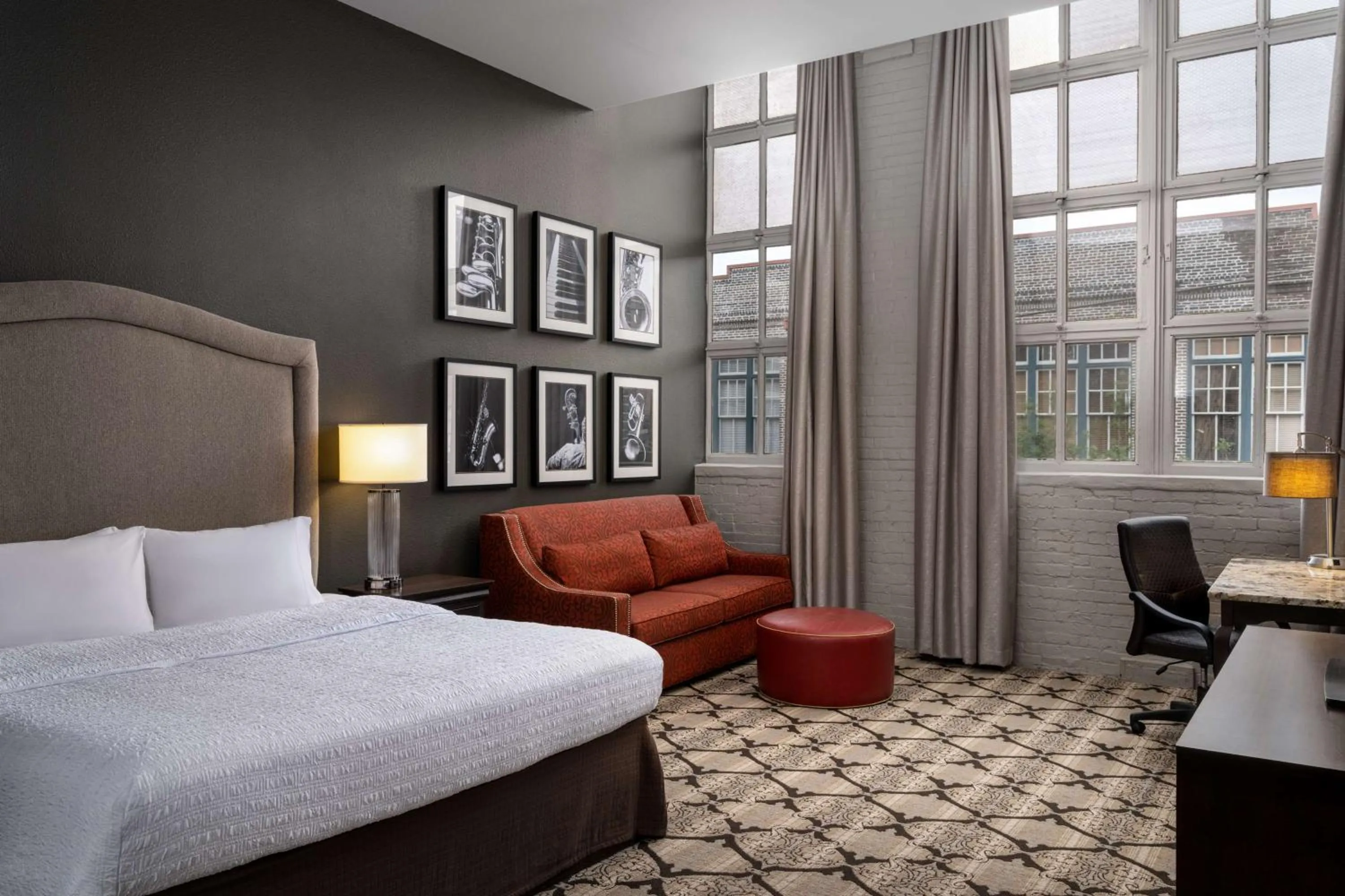 Living room, Bed in Hampton Inn and Suites New Orleans Convention Center