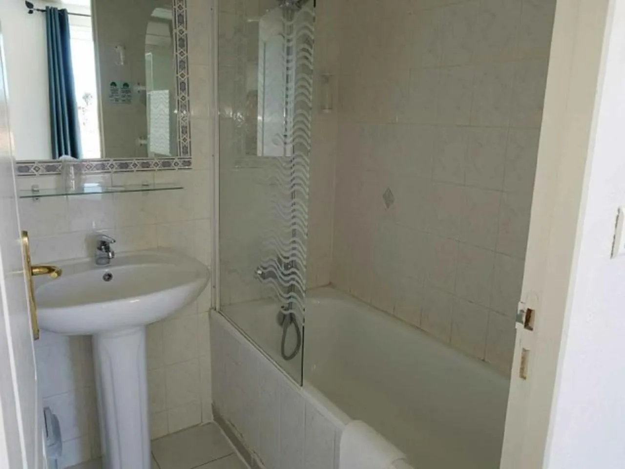 Bathroom in Carry Hotel