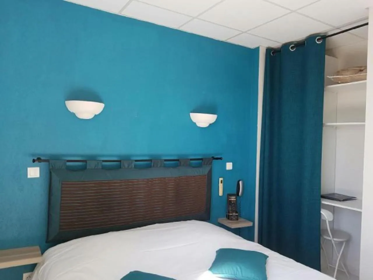 Photo of the whole room, Bed in Carry Hotel