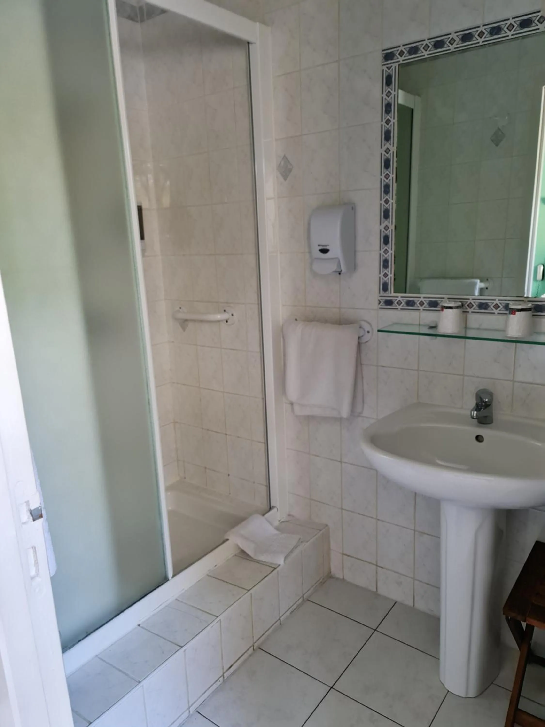 Shower in Carry Hotel