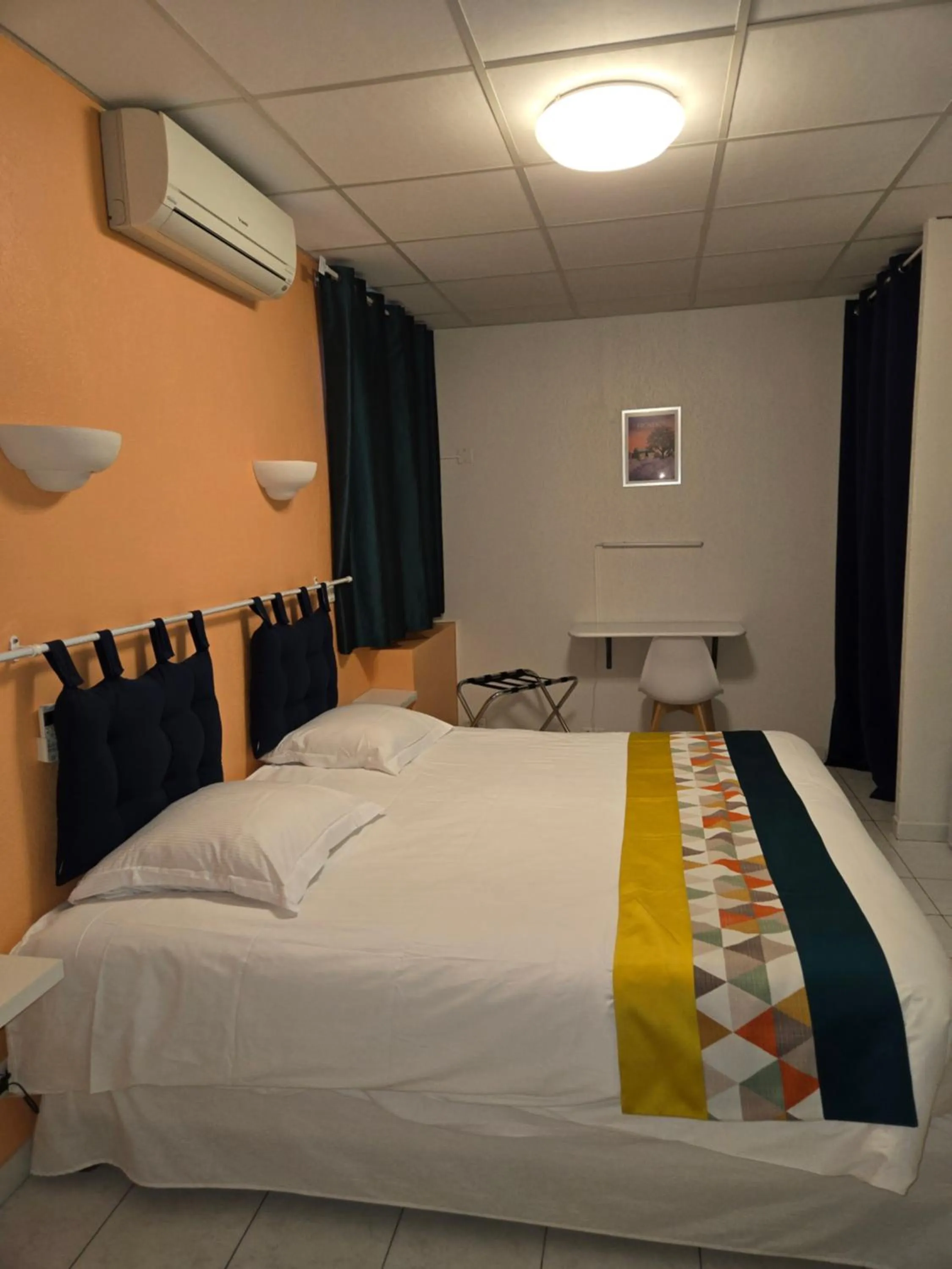 Bedroom, Bed in Carry Hotel