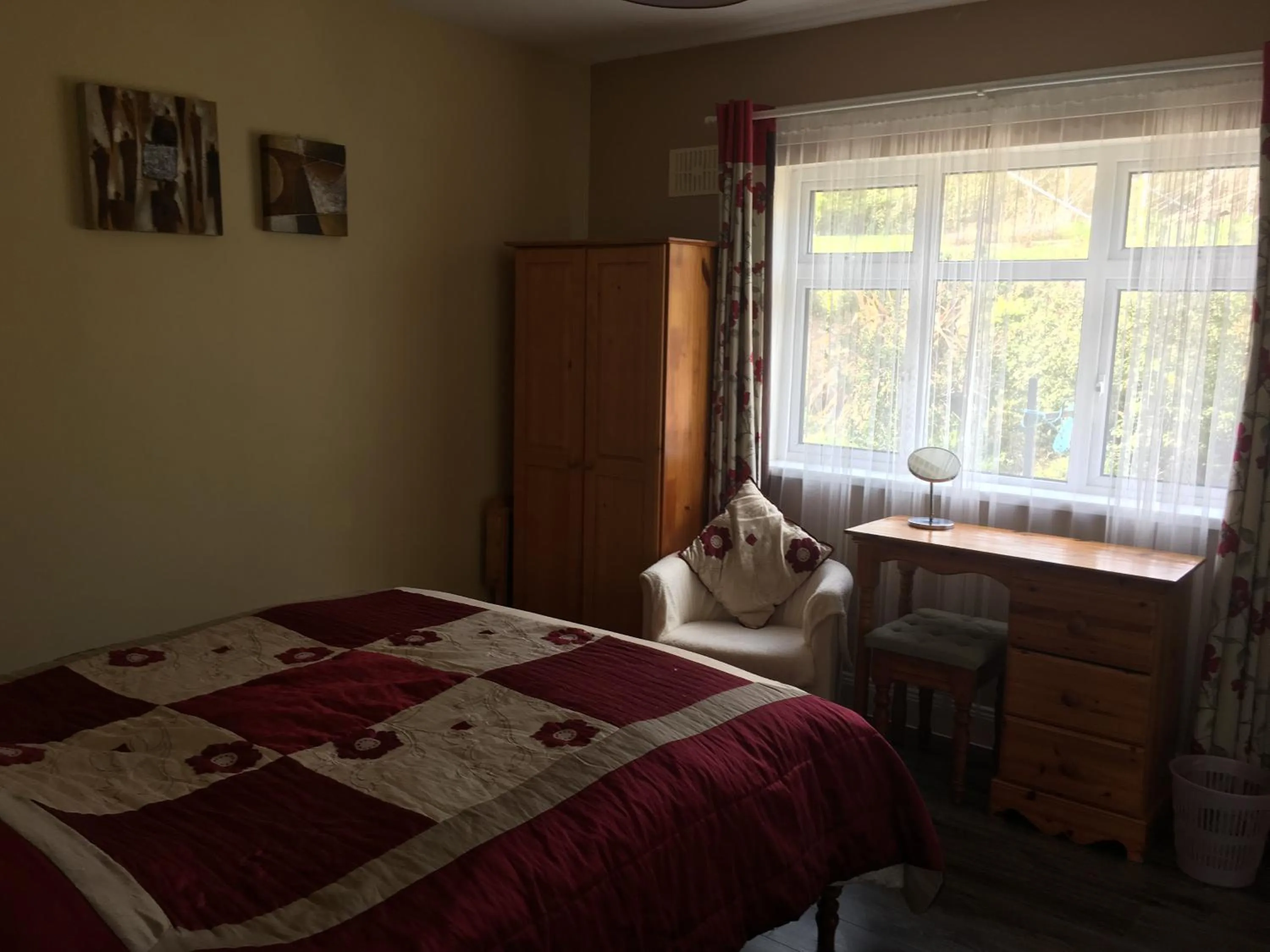 Photo of the whole room in Killurin Lodge