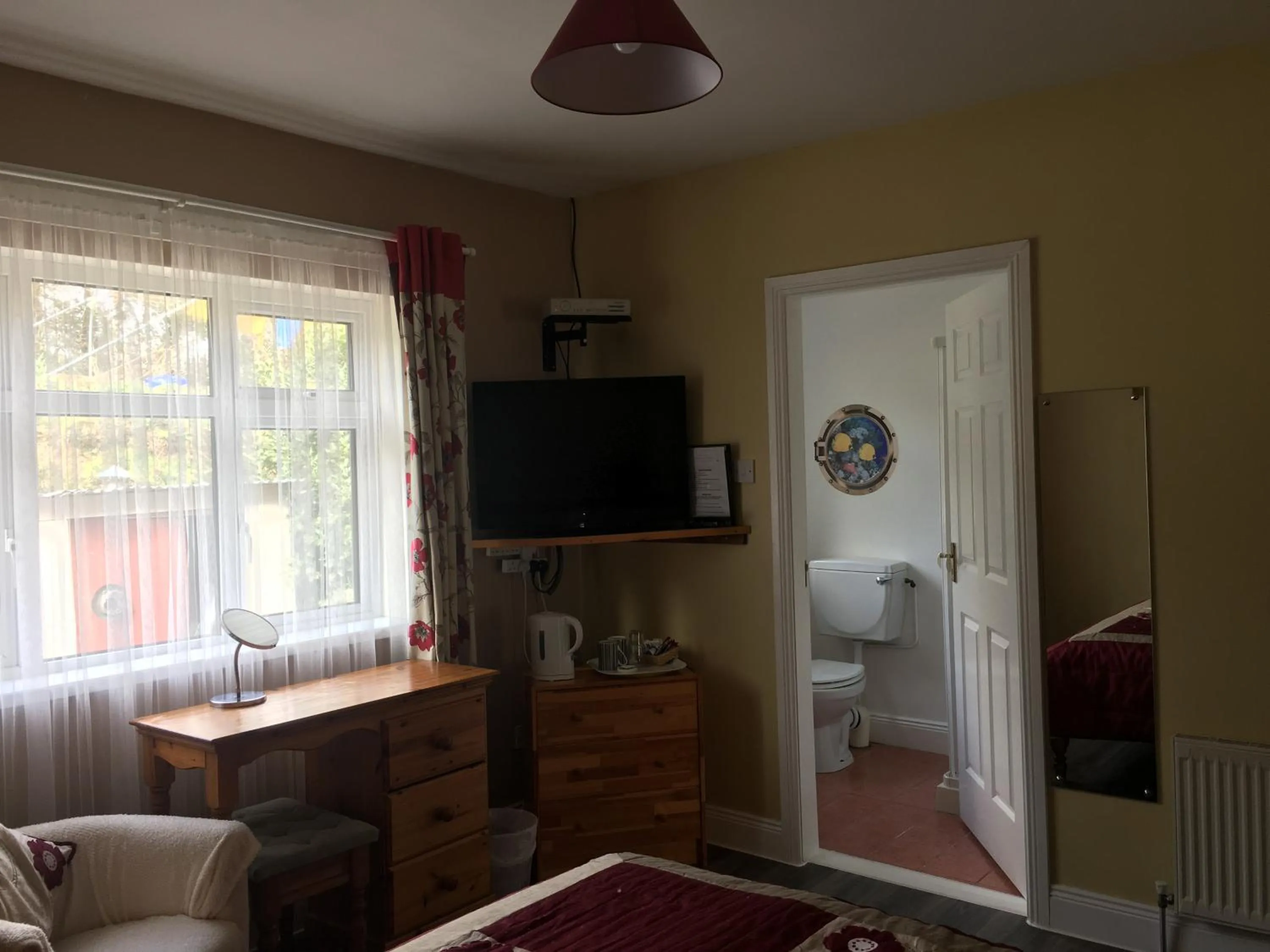 Photo of the whole room in Killurin Lodge