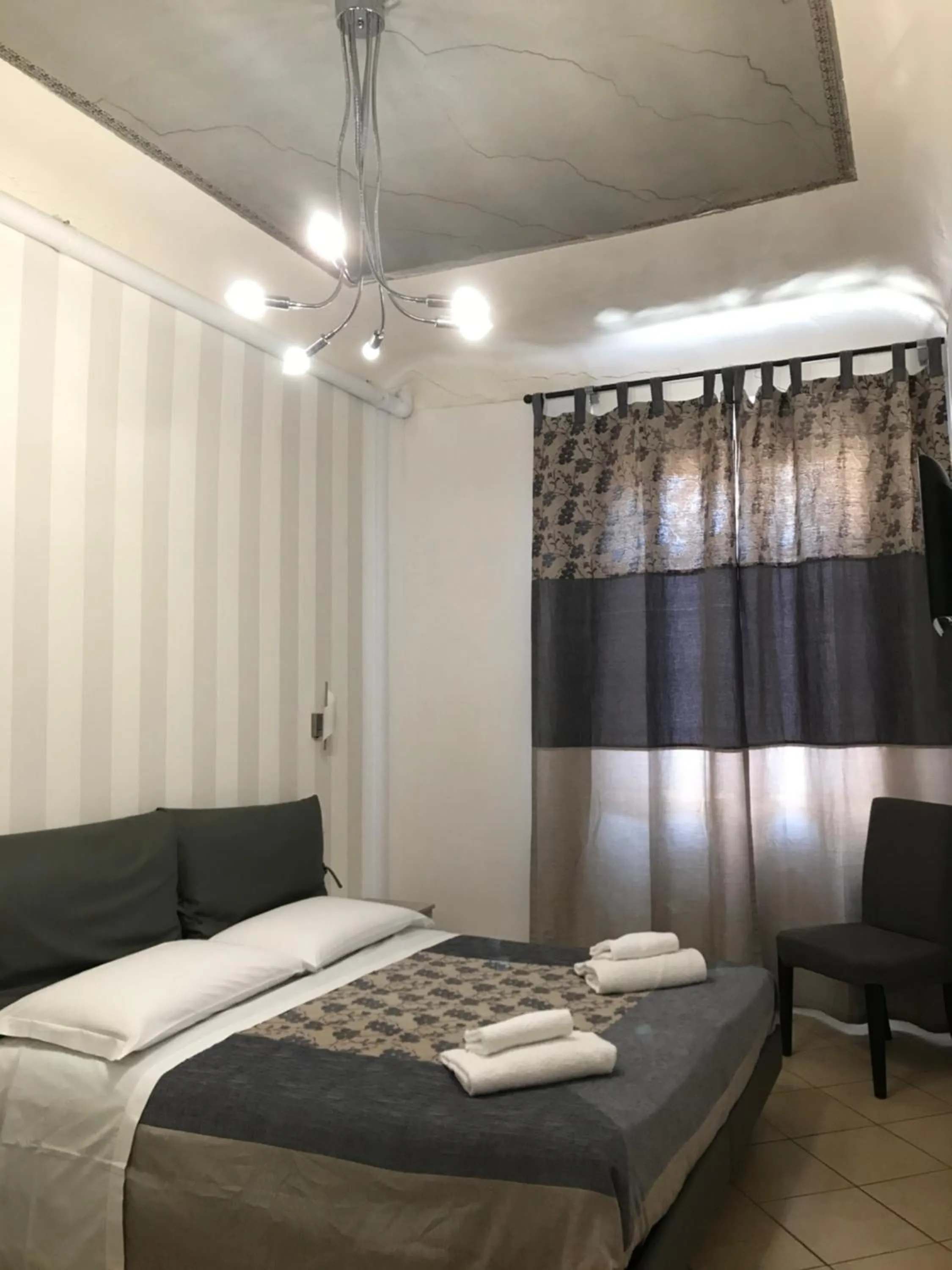 Photo of the whole room, Bed in Adelaide House