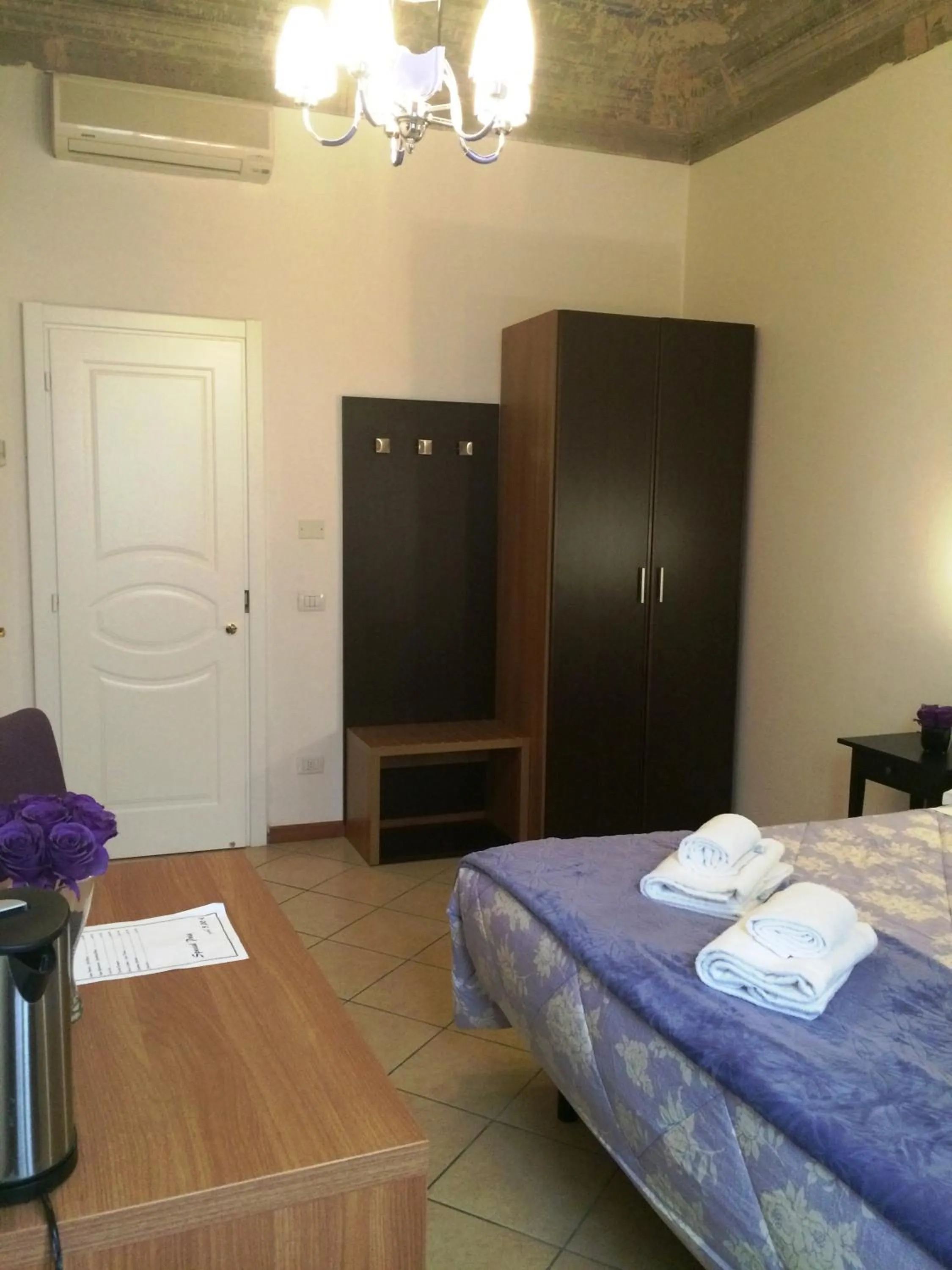 Photo of the whole room, Bed in Adelaide House