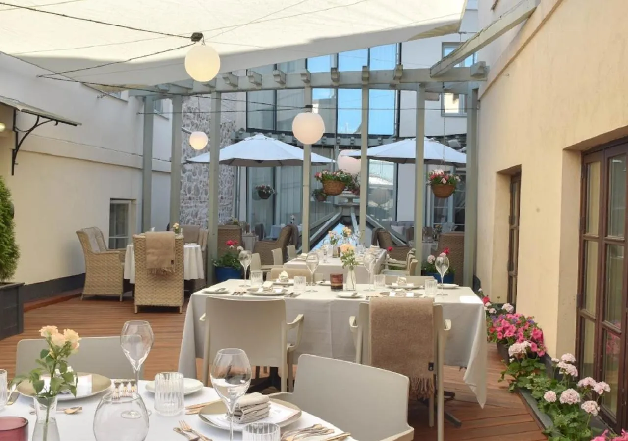 Restaurant/places to eat in Antonius Hotel