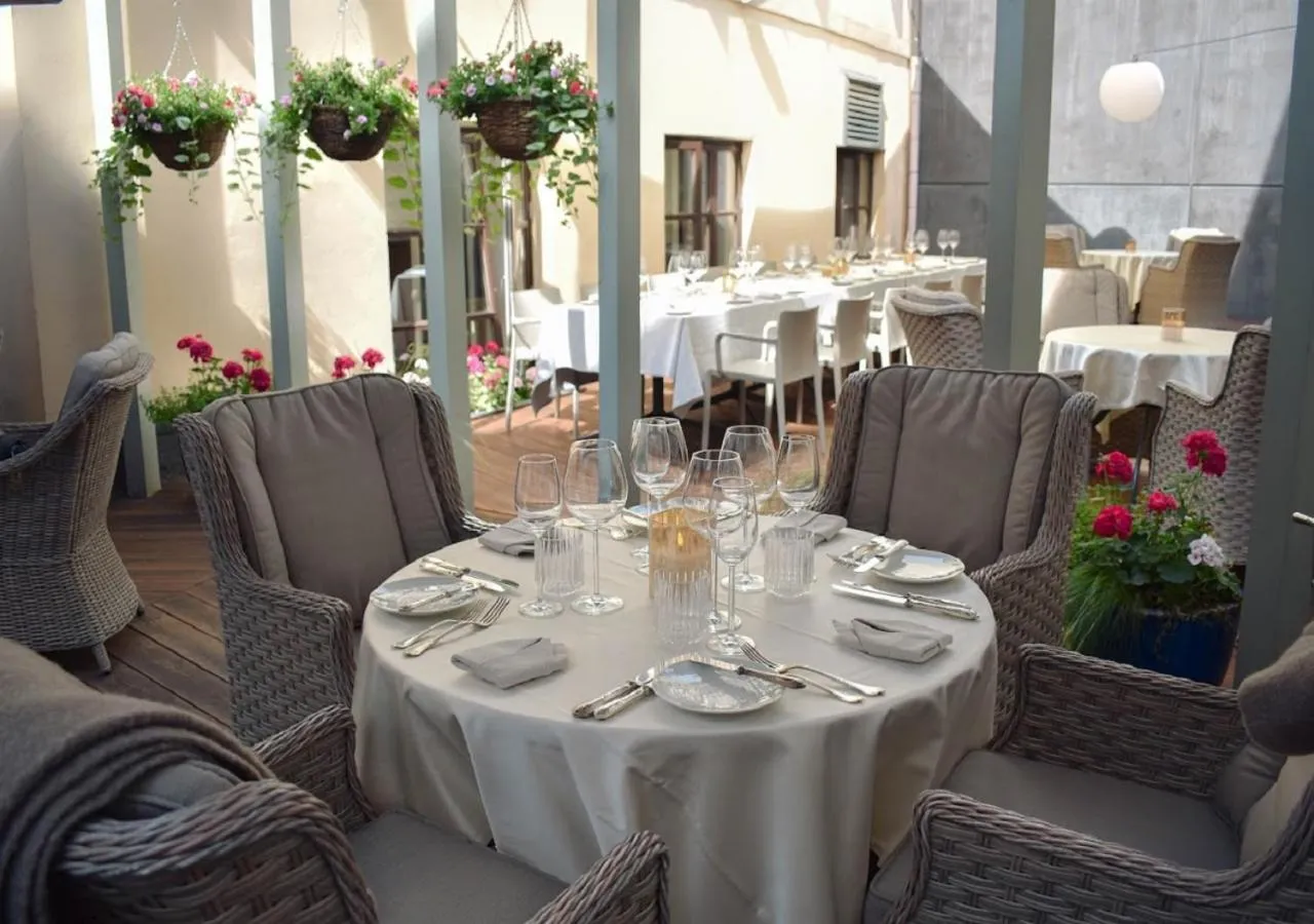 Restaurant/places to eat in Antonius Hotel