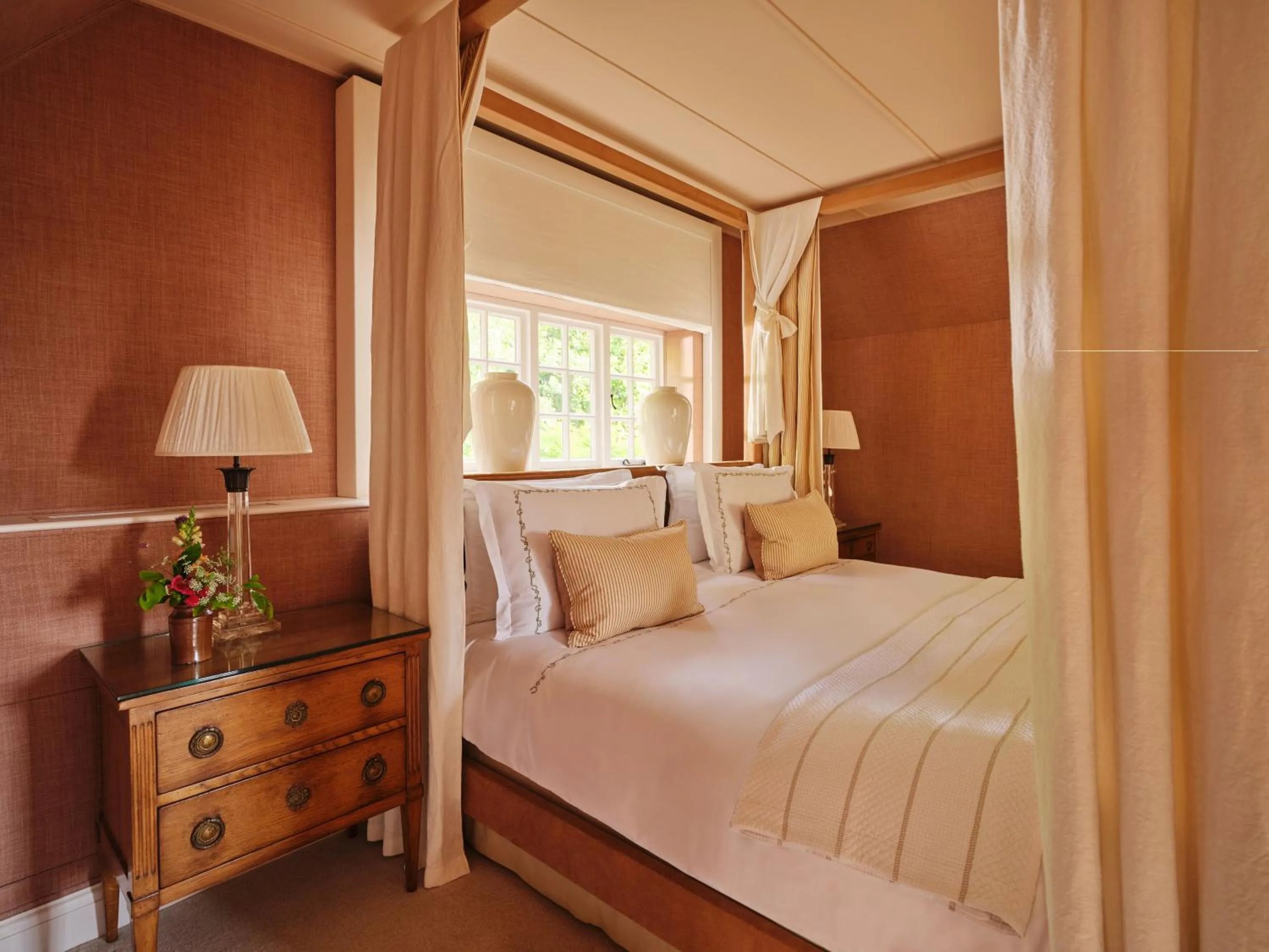 Property building, Bed in Coworth Park - Dorchester Collection