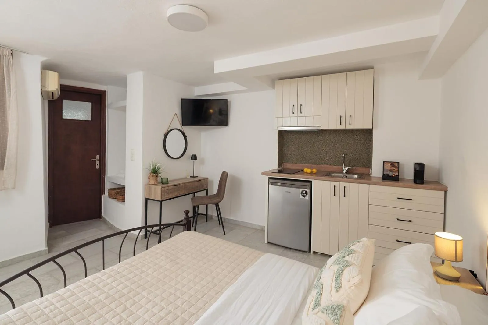 Kitchen or kitchenette, Bed in Anemomilos Beach hotel