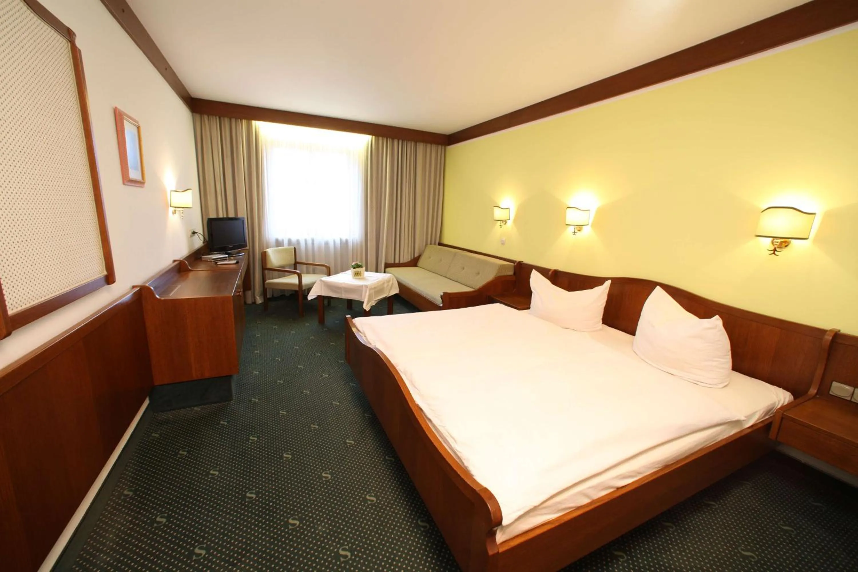 Bedroom, Bed in Hotel-Landgasthof Schuster