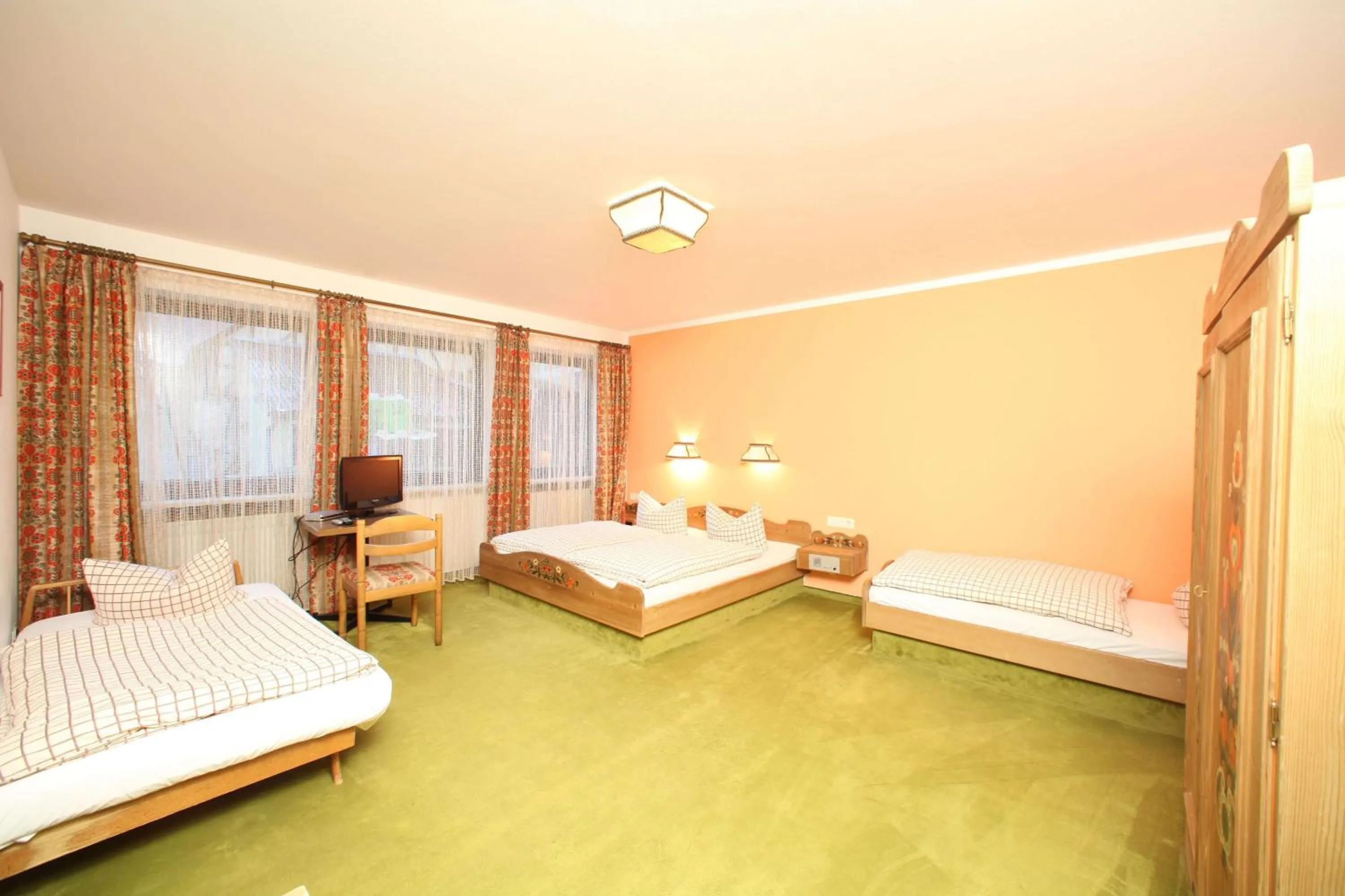 Bedroom, Bed in Hotel-Landgasthof Schuster