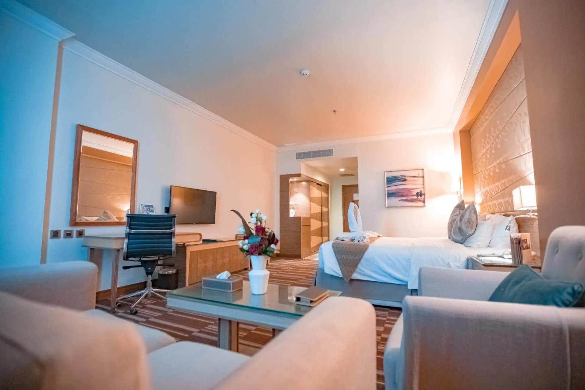 Bedroom, Bed in Golden Tulip Hotel Buraidah Al Qassim