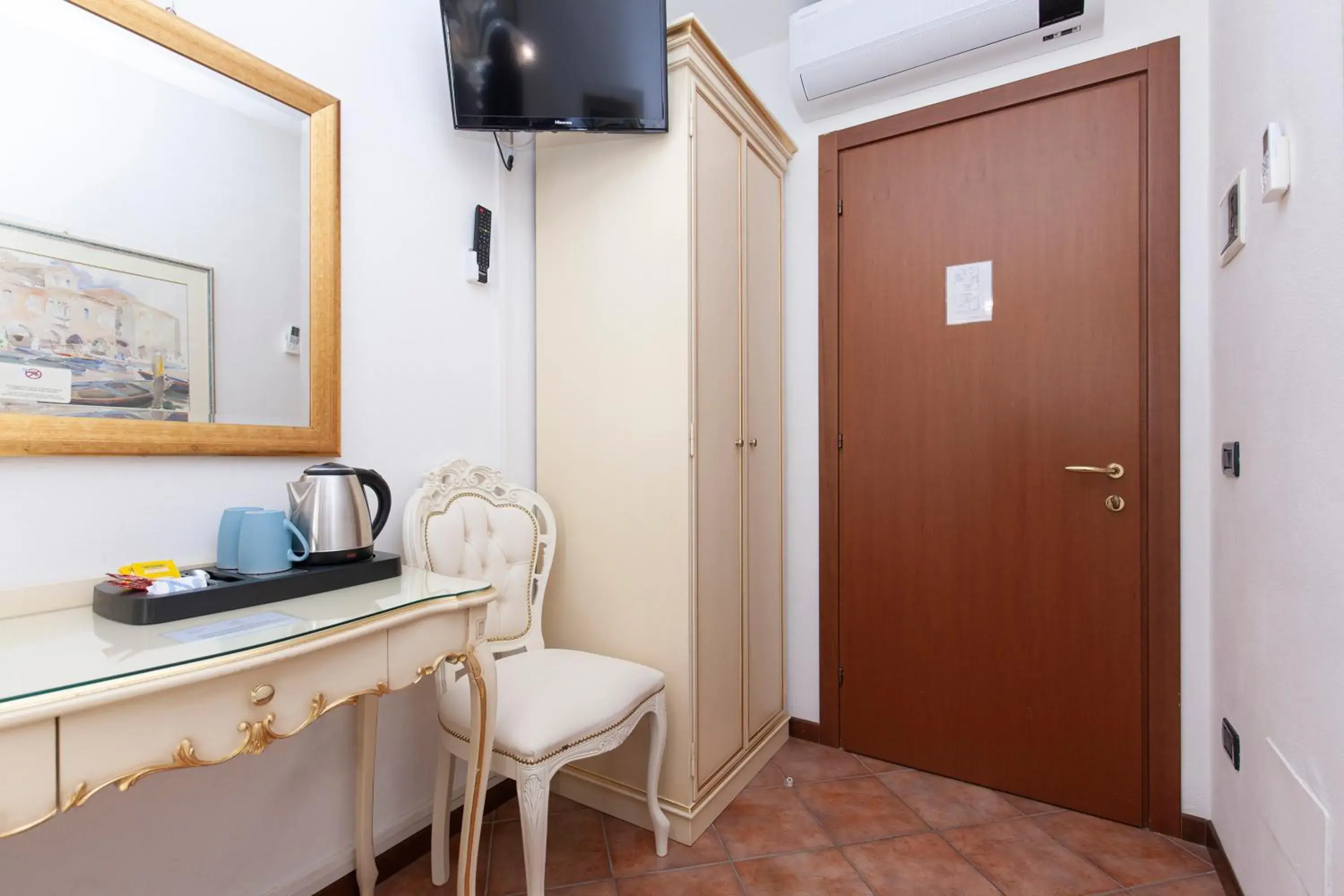 Deluxe Single Room with Private Bathroom in Alloggi SS Giovanni e Paolo Deluxe Single Room with Private Bathroom in Alloggi SS Giovanni e Paolo