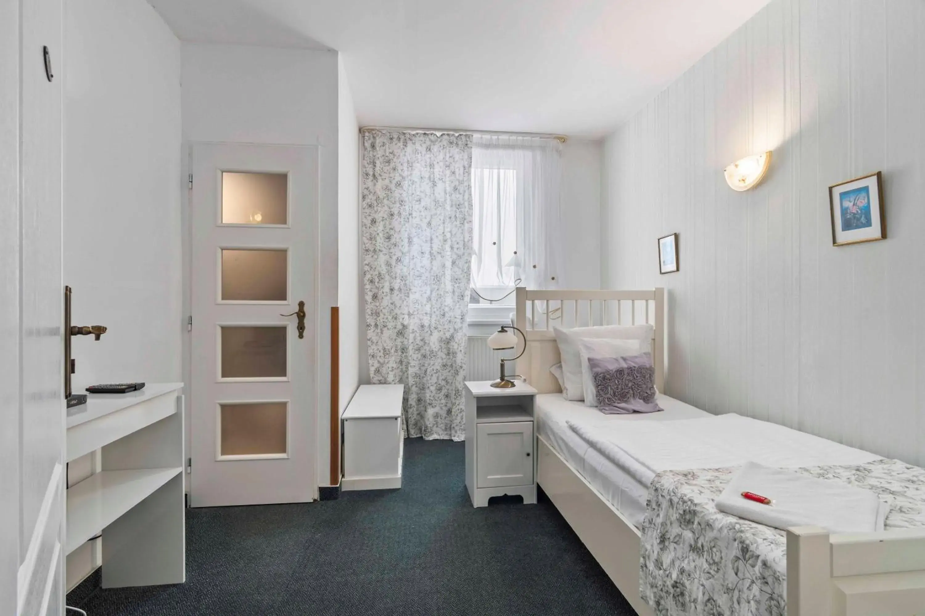 Single Room in White House Single Room in White House