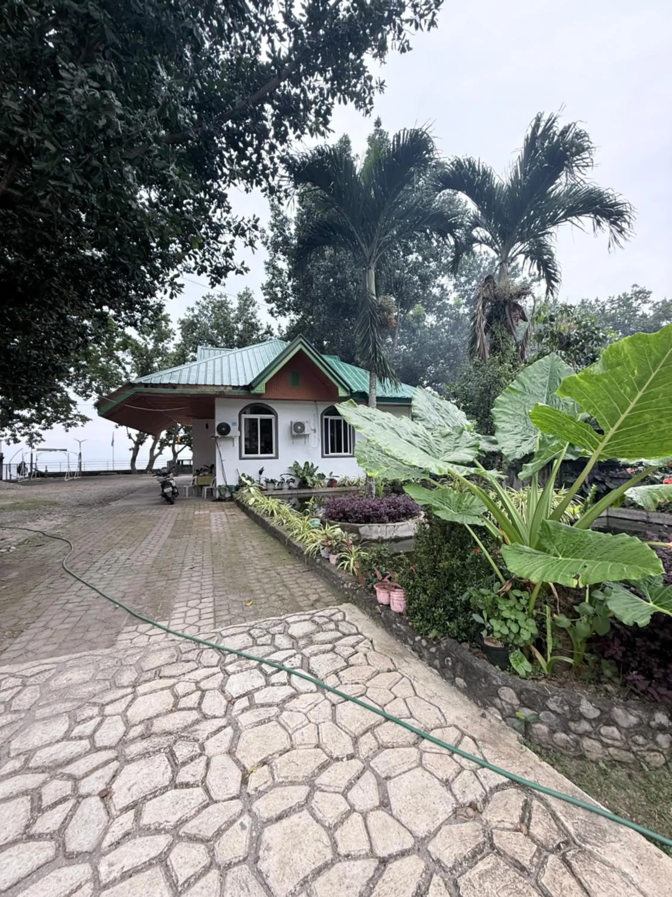Two-Bedroom Bungalow in Seaside traveler's Inn by Camiguin Island Home Two-Bedroom Bungalow in Seaside traveler's Inn by Camiguin Island Home