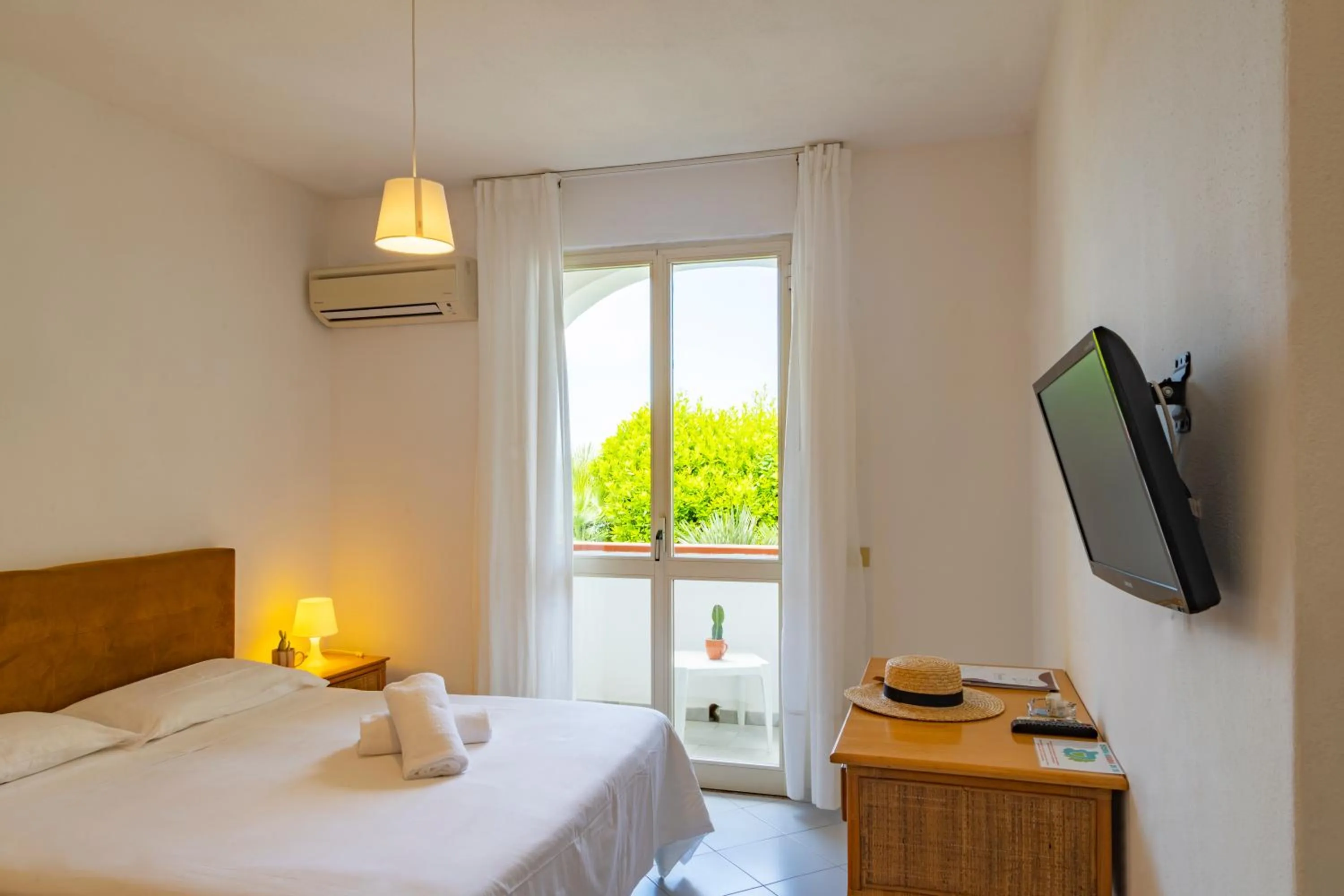 fireplace, Bed in Paradise Relais Villa Janto'