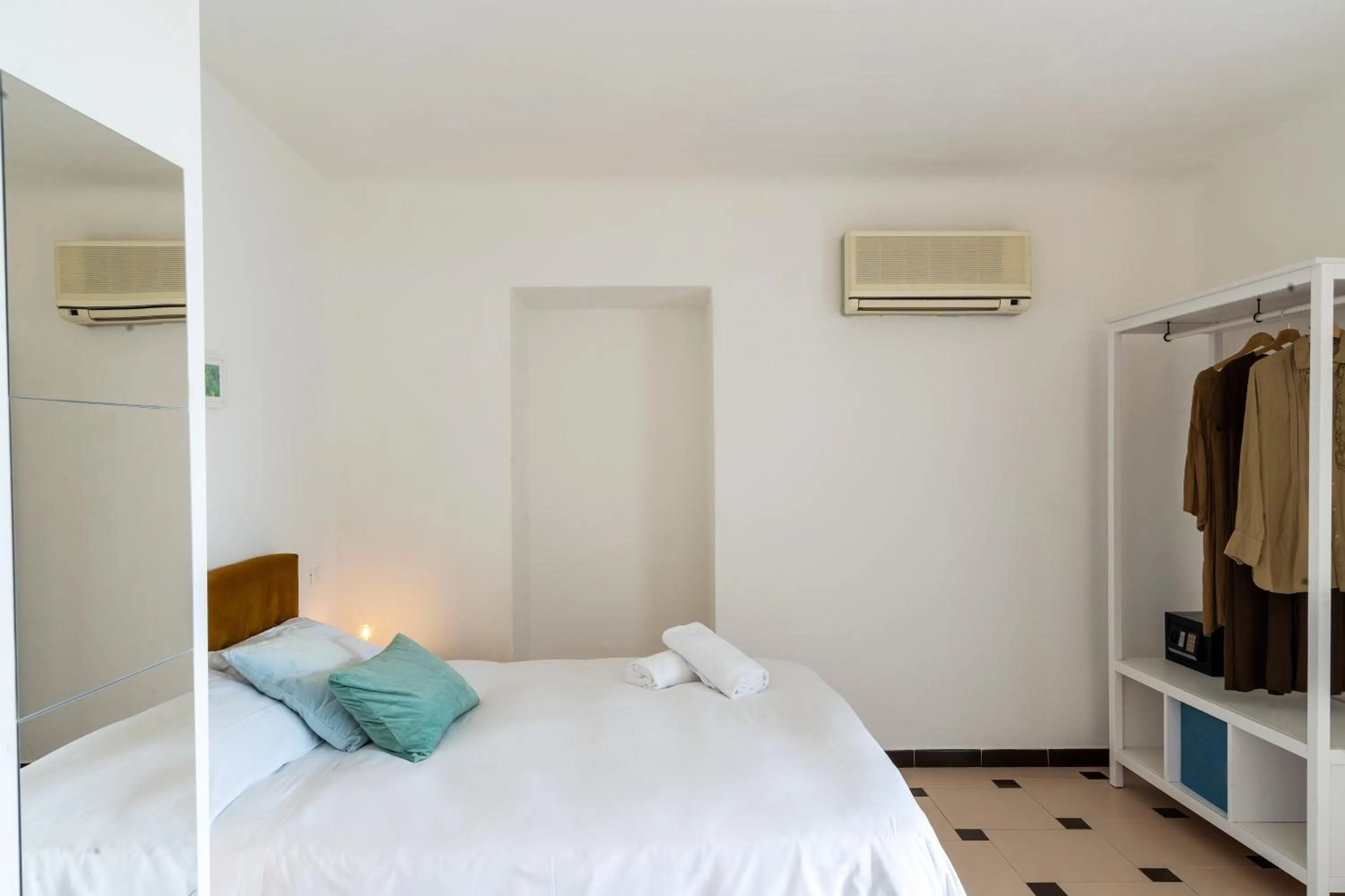 fireplace, Bed in Paradise Relais Villa Janto'