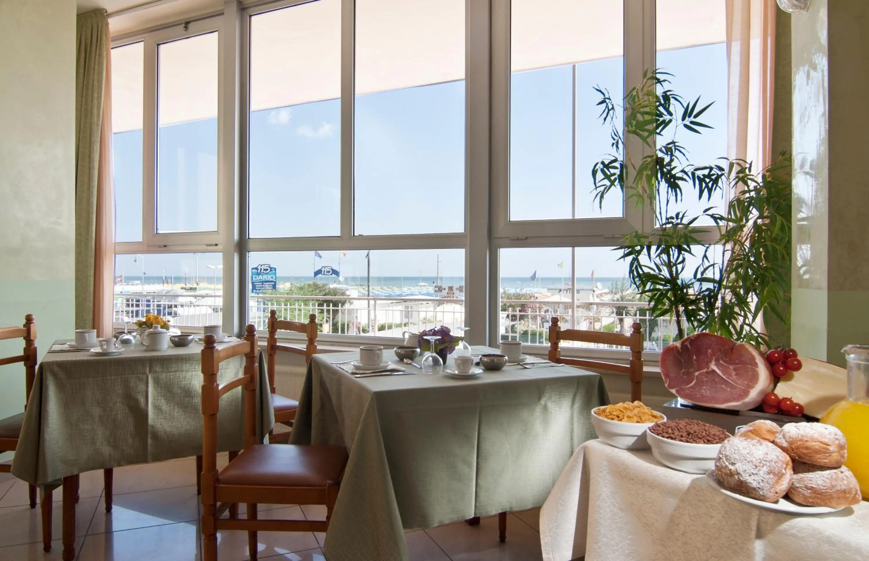 Restaurant/places to eat in Hotel Nelson