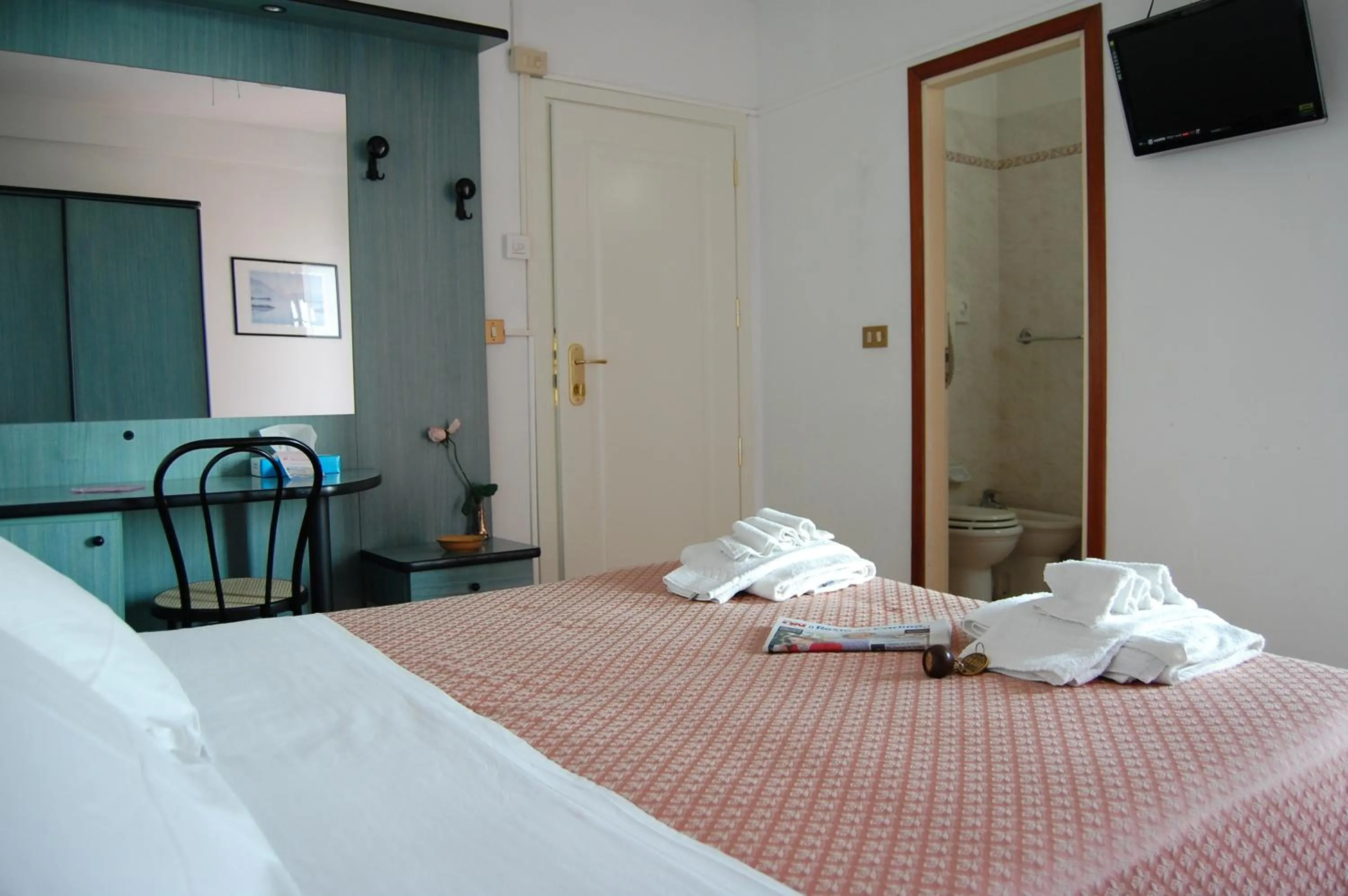 Photo of the whole room, Bed in Hotel Nelson