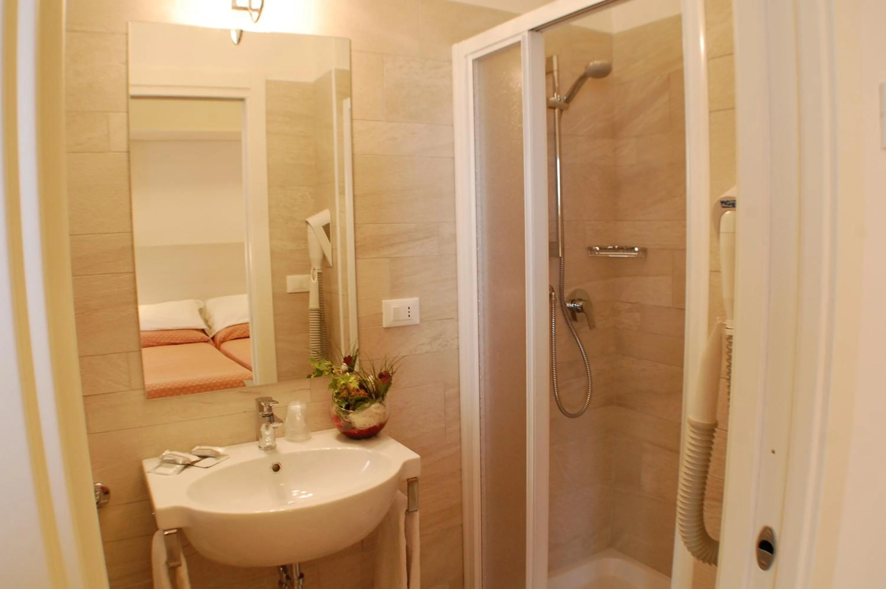 Shower in Hotel Nelson