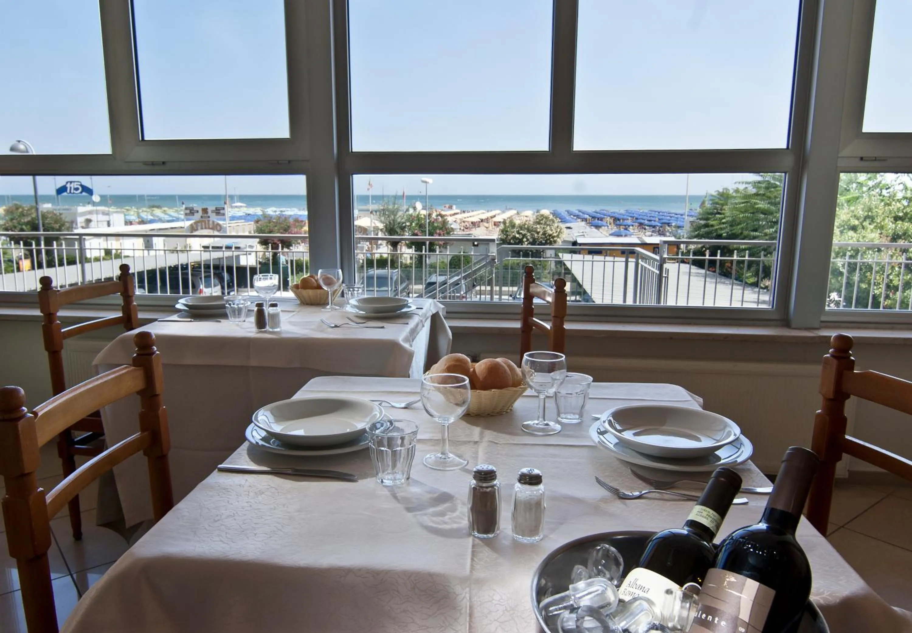 Restaurant/places to eat in Hotel Nelson