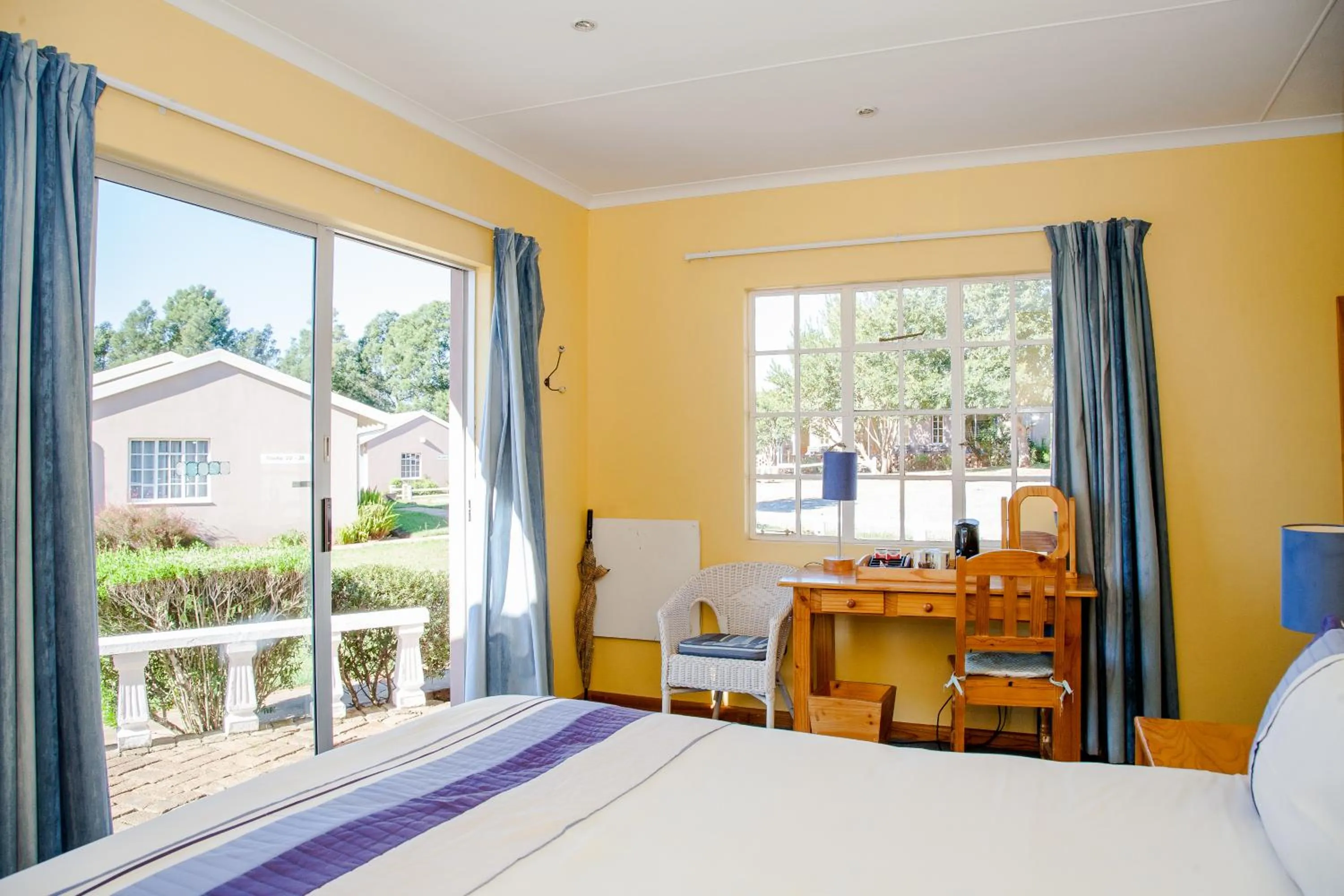 Coffee/tea facilities, Bed in The Manderson Hotel and Conference Centre