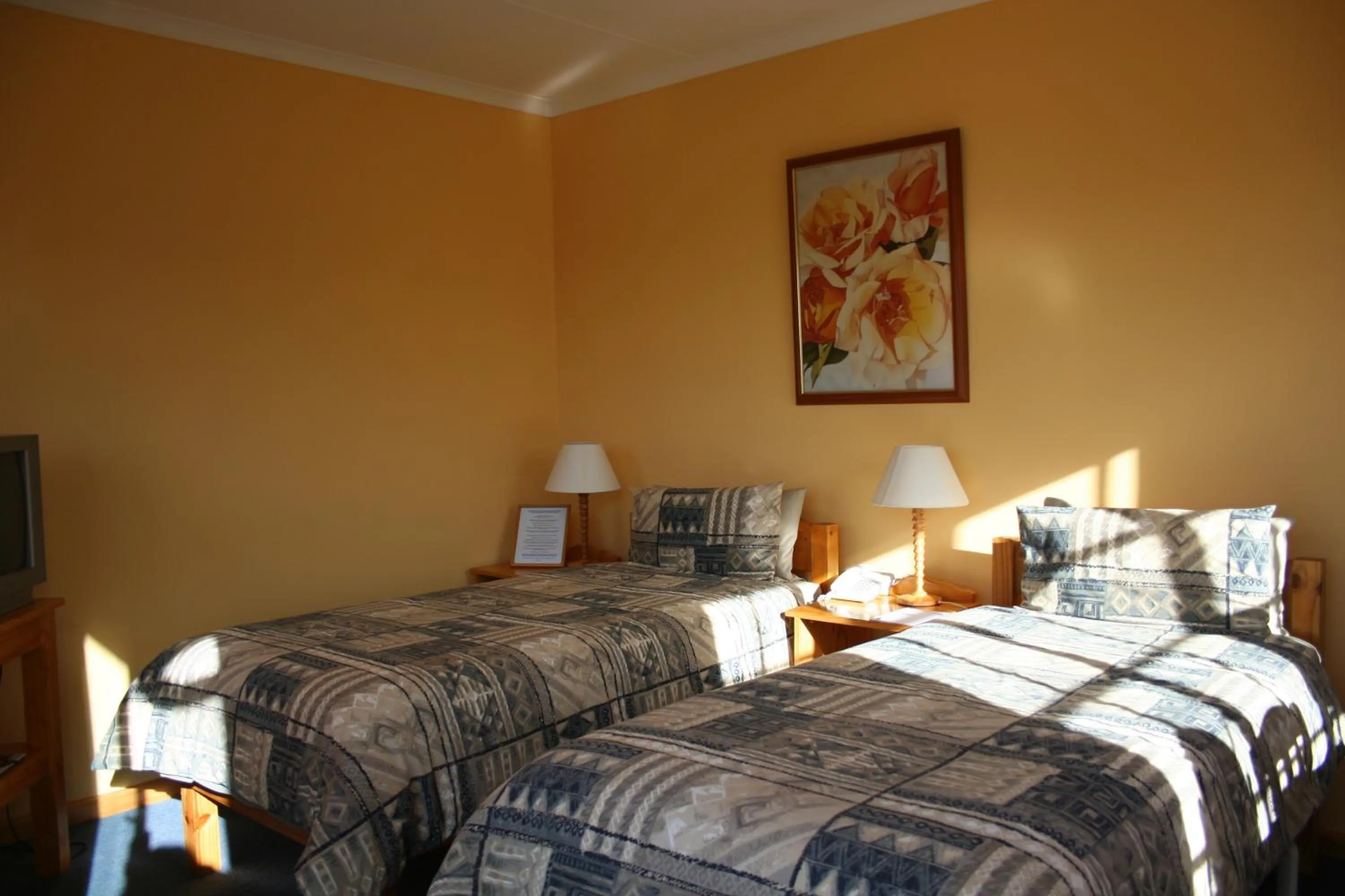 Bed in The Manderson Hotel and Conference Centre