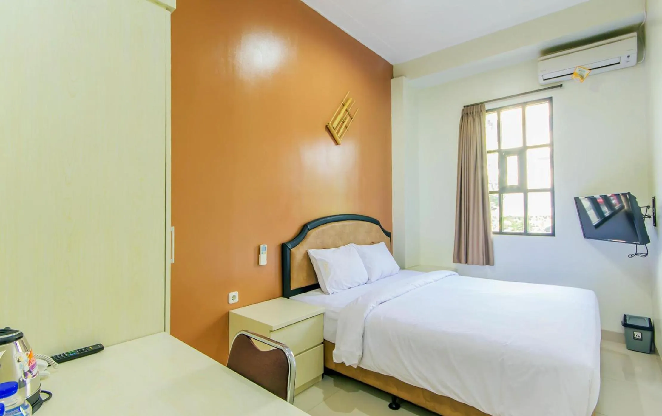 Bed in Guest Room Near Pasteur