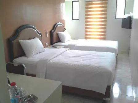 Bed in Guest Room Near Pasteur