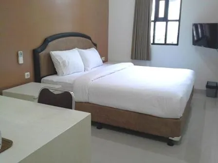 Bed in Guest Room Near Pasteur