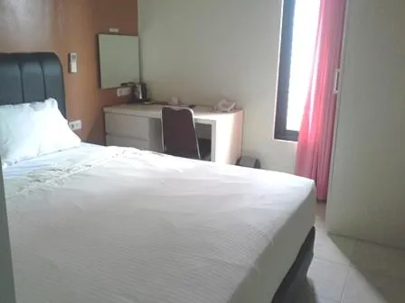 Bed in Guest Room Near Pasteur