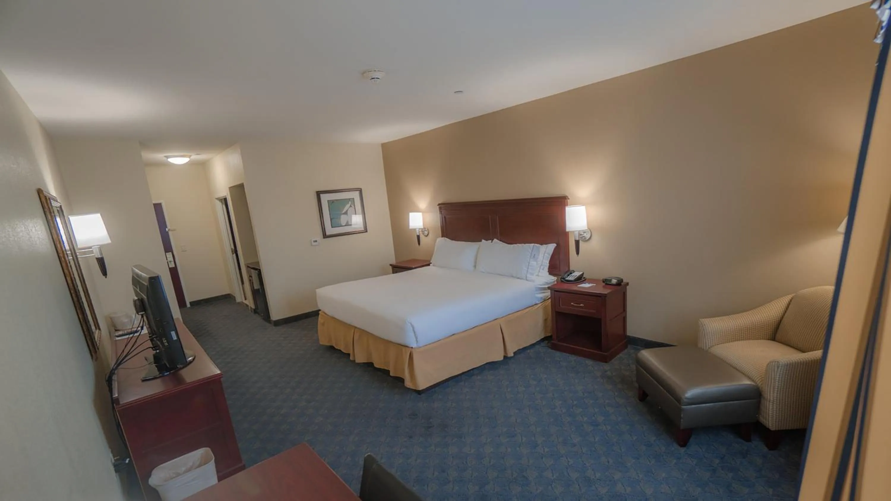 Photo of the whole room, Bed in Holiday Inn Express Hotel & Suites Pampa by IHG