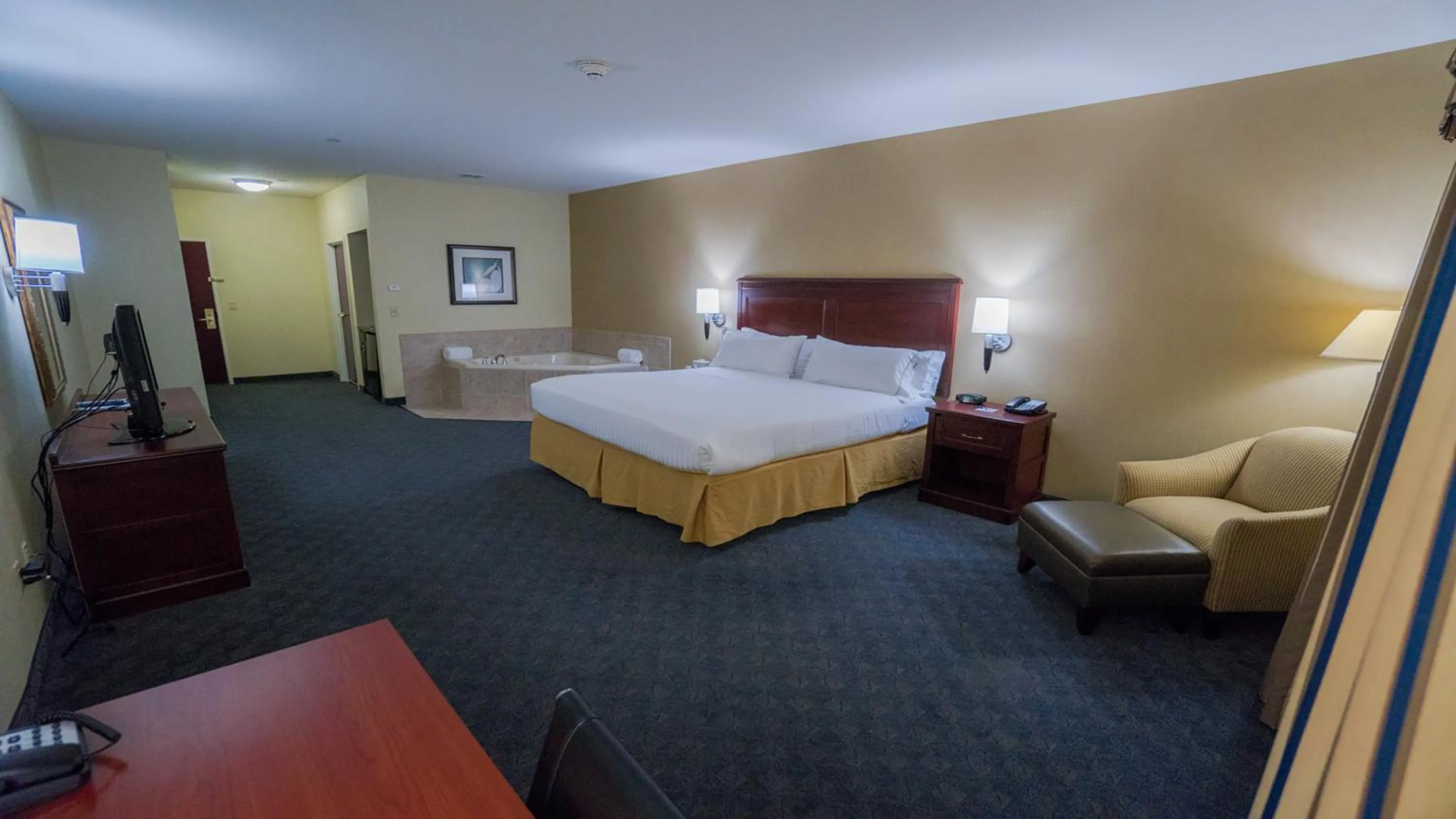 Photo of the whole room, Bed in Holiday Inn Express Hotel & Suites Pampa by IHG